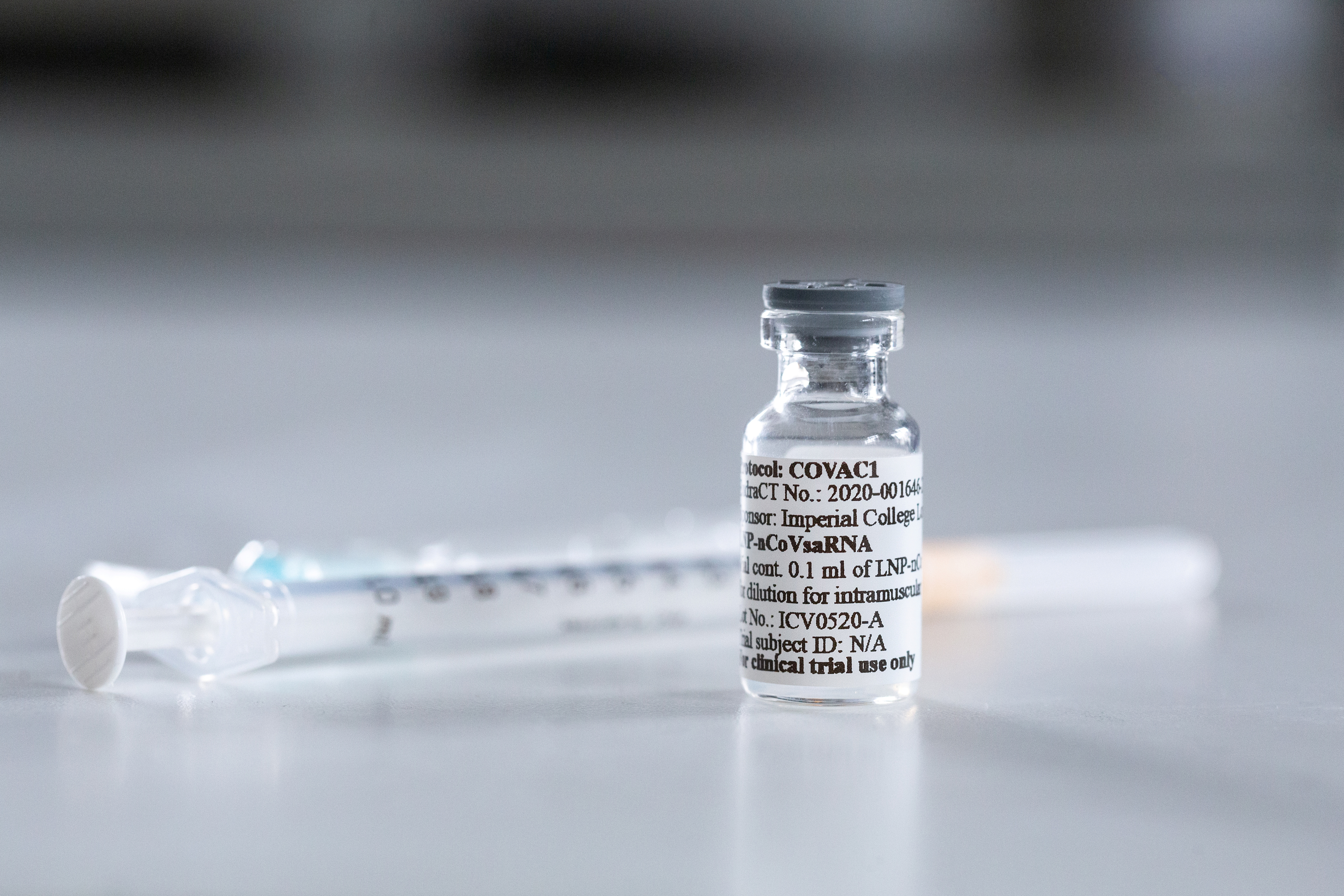 Un vial con una posible vacuna para la enfermedad del coronavirus (COVID-19) se muestra en el Imperial College London, Londres, Gran Bretaña en una fotografía tomada el 10 de junio de 2020. (Imperial College London/Thomas Angus vía REUTERS)