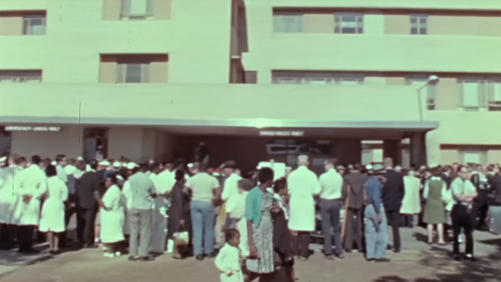 Goldstrich se quitó el uniforme médico, salió así a la calle y encontró una multitud frente a las instalaciones del hospital: “Me acerqué y me mezclé entre ellos". (Captura de Youtube)