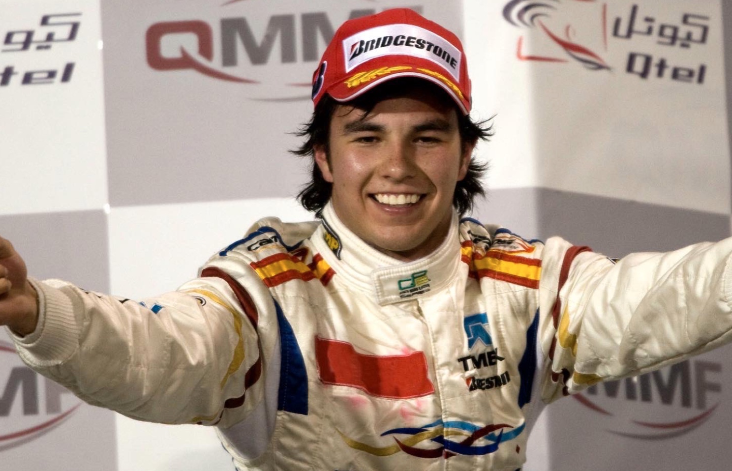 Checo Pérez festejando en el podio de la GP2 Series