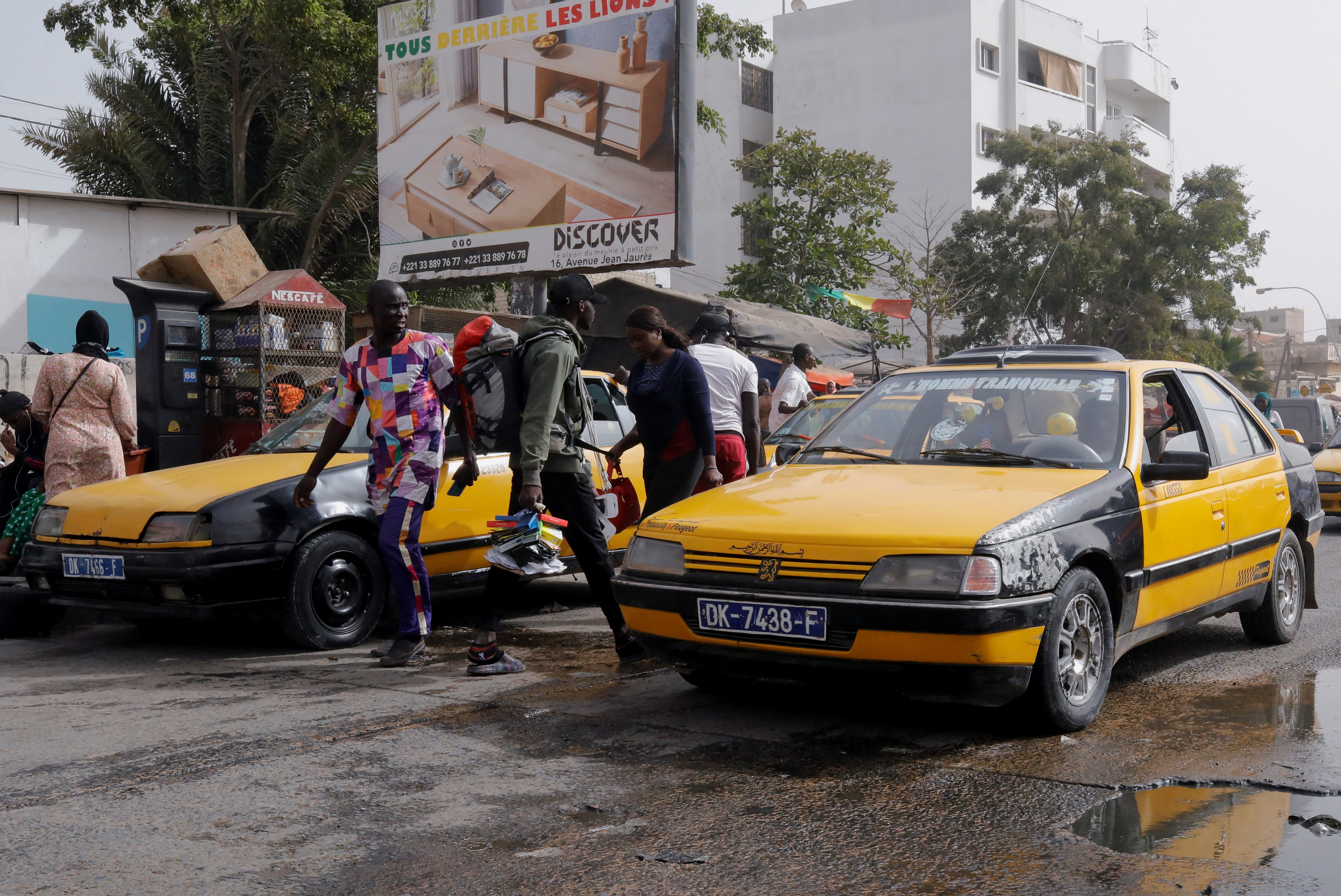 Alpha manejaba taxis en Senegal y vendió su auto para poder costear el viaje y el ingreso sin documentos a Argentina (REUTERS/Ngouda Dione)