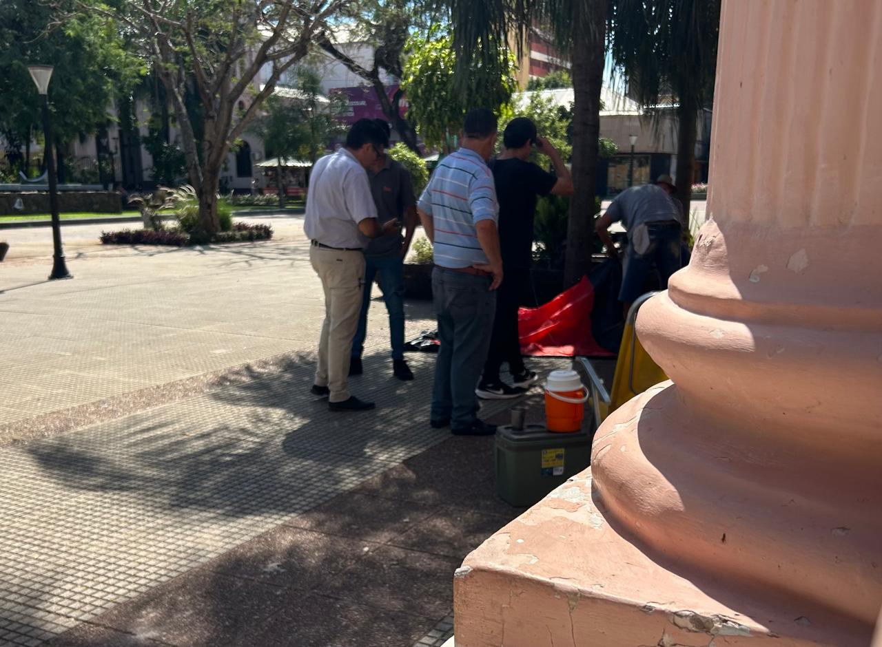 Polic&iacute;as de Misiones exonerados se encadenaron a Casa de Gobierno y piden ser reincorporados a la fuerza 