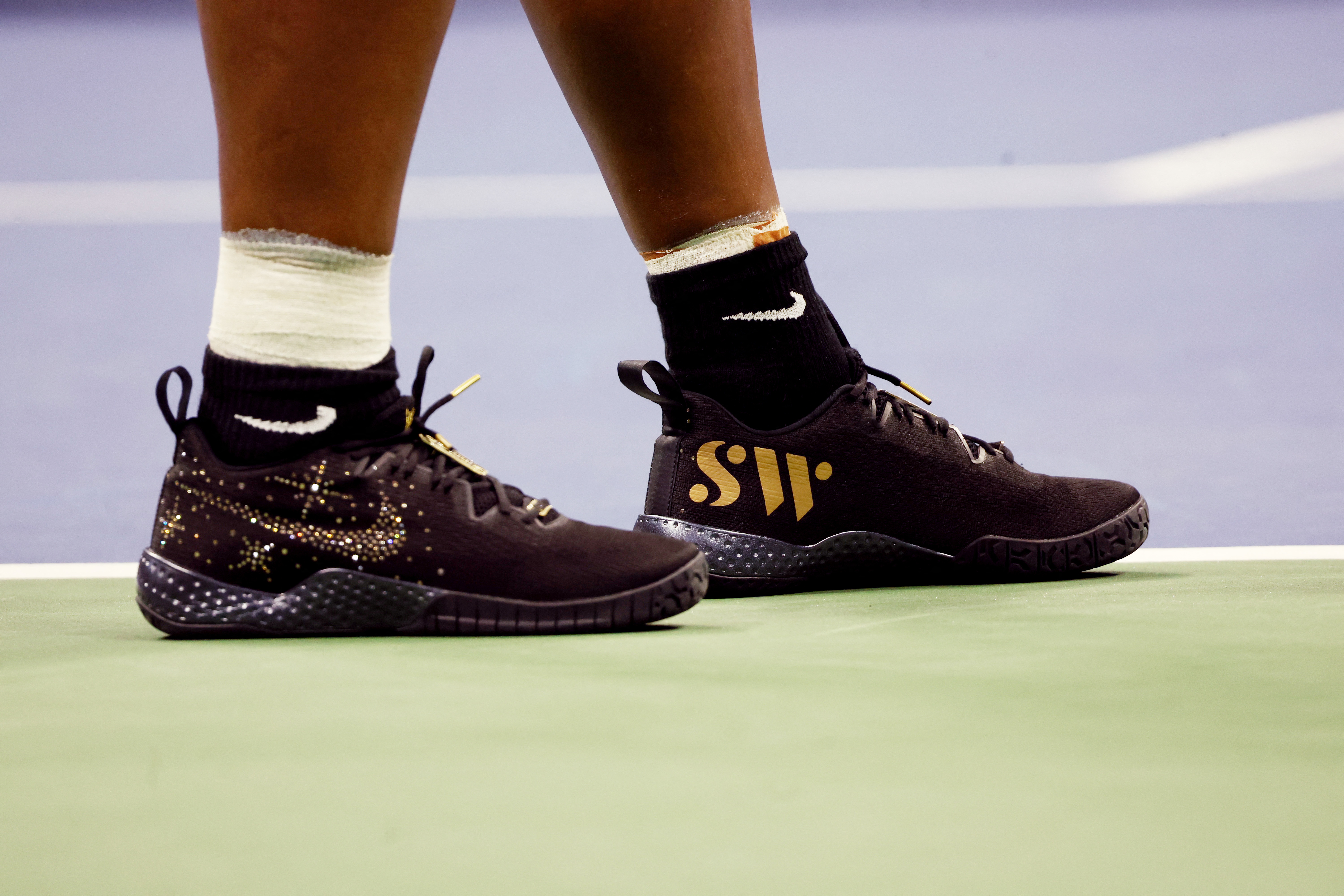 Serenas tøfler var besatt med 400 diamanter fra hennes egne smykker (REUTERS/Shannon Stapleton)