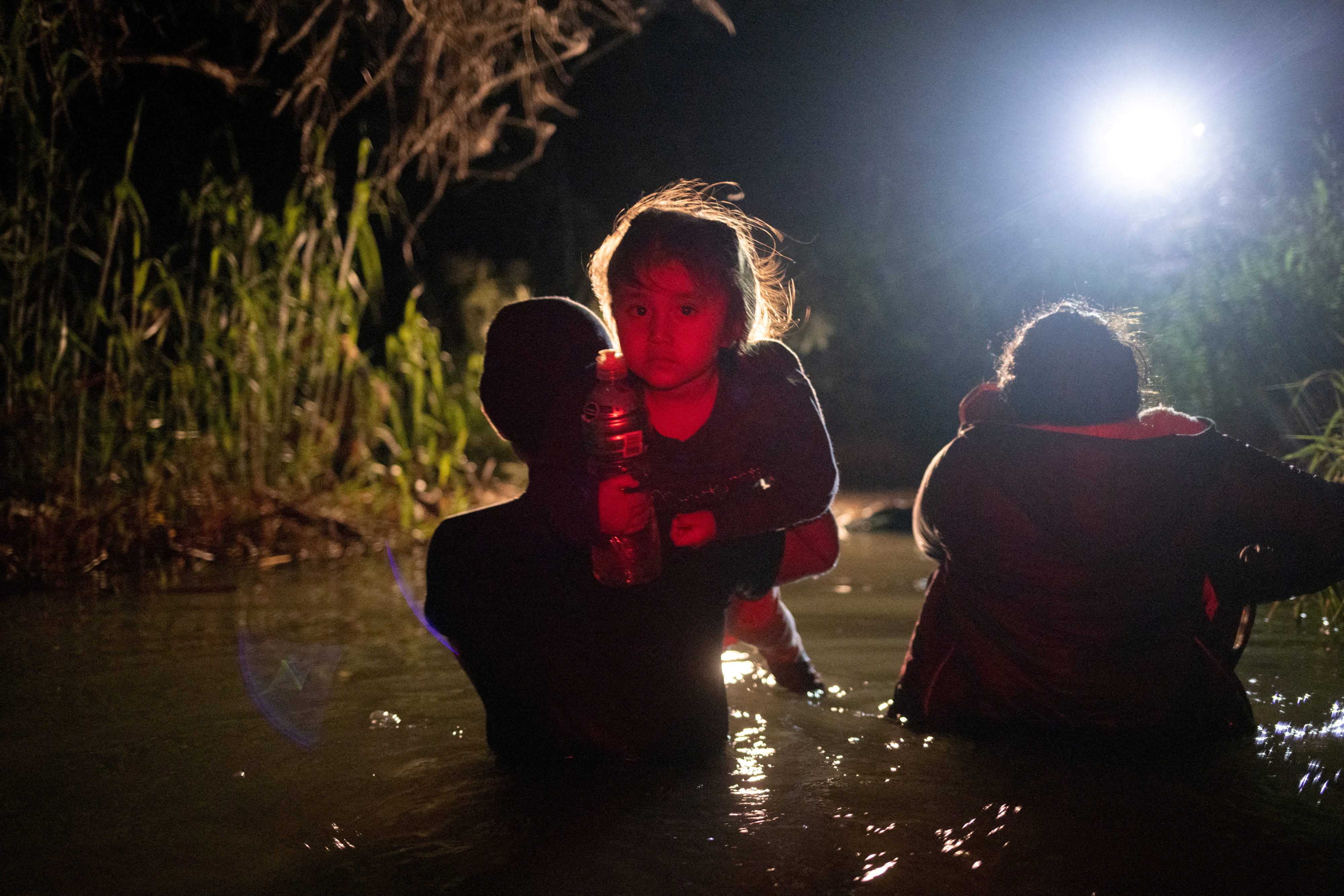 Una niña de 4 años guatemalteca es llevada hacia un miembro de la Guardia Nacional del Ejército de Texas, después de que ella y otros migrantes que buscaban asilo (Foto: Reuters)