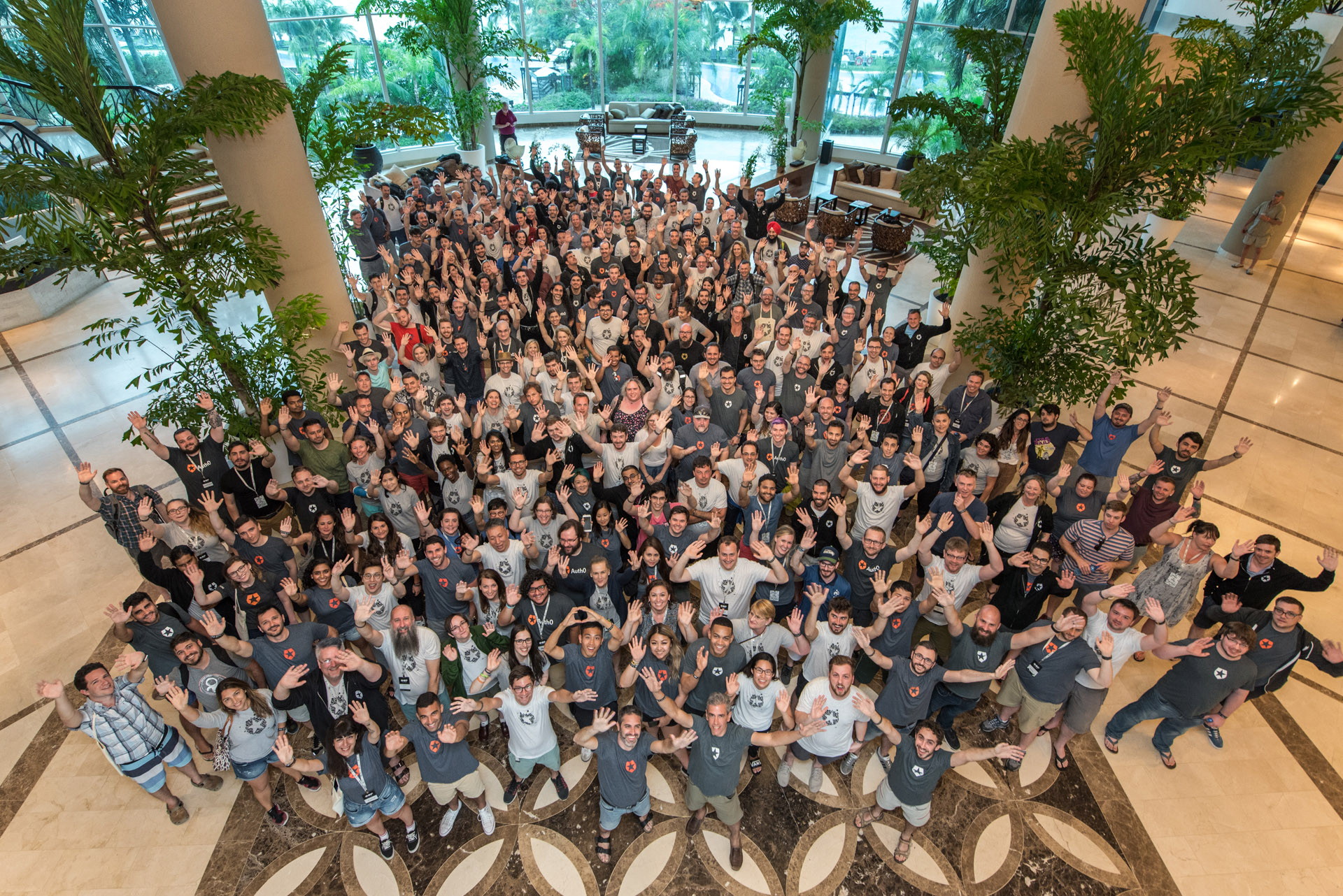 Parte del equipo de Auth0, en una reunión anual de la empresa
