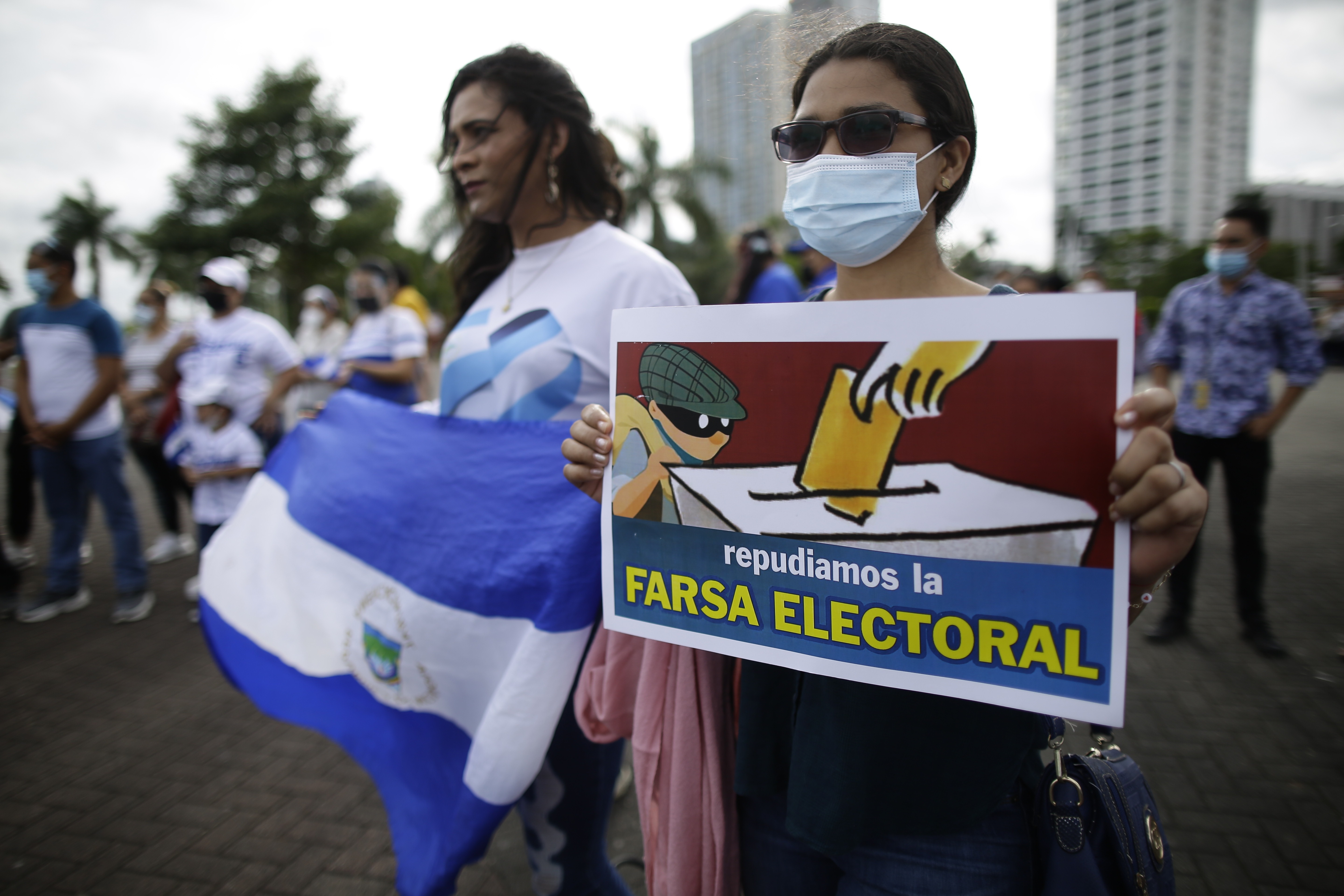 Decenas de nicaragüenses residentes en la capital protestan este domingo, en la cinta costera en Ciudad de Panamá, por las elecciones presidenciales en Nicaragua. EFE/Bienvenido Velasco
