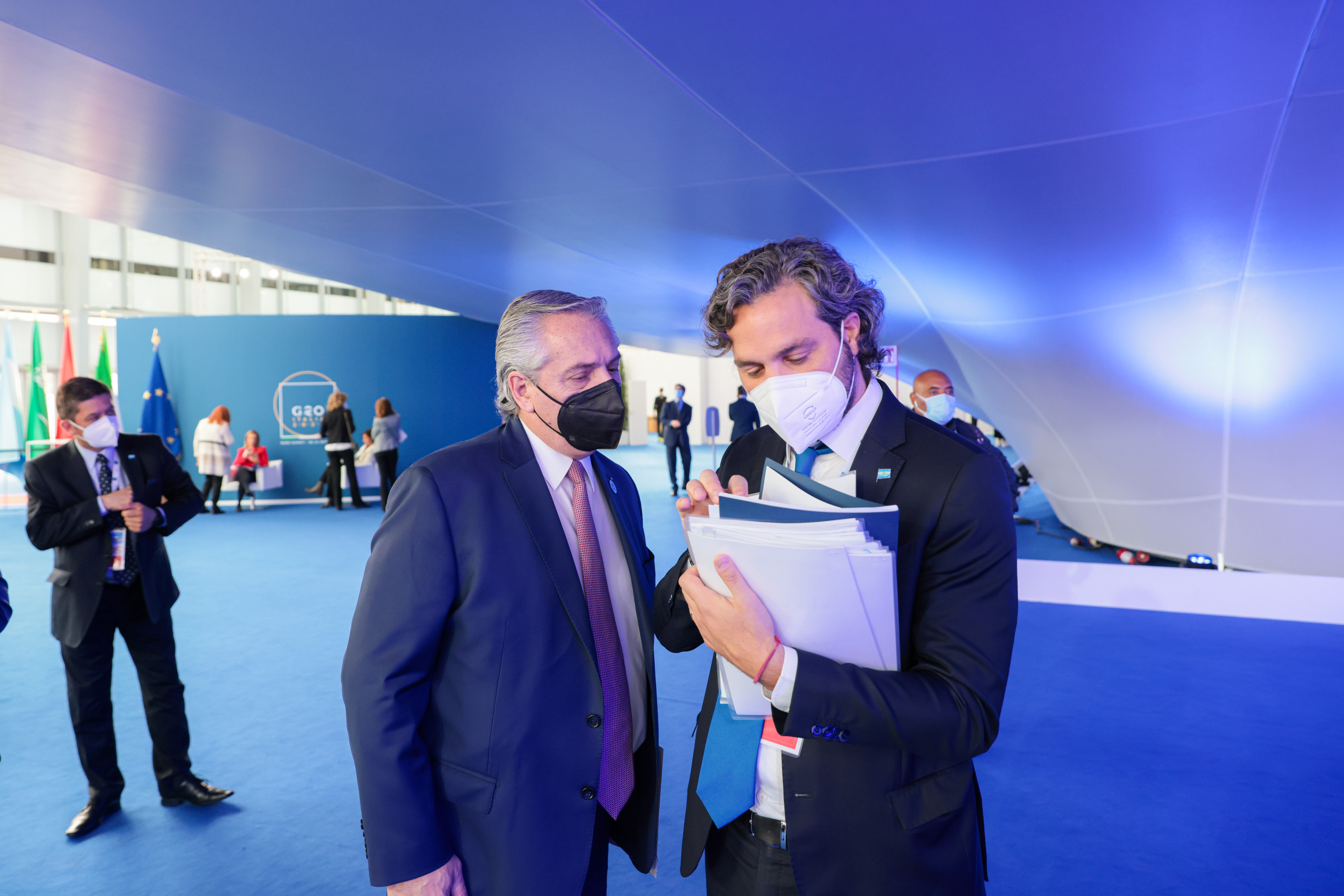 Alberto Fernández y el canciller Santiago Cafiero durante la cumbre del G20 en Roma