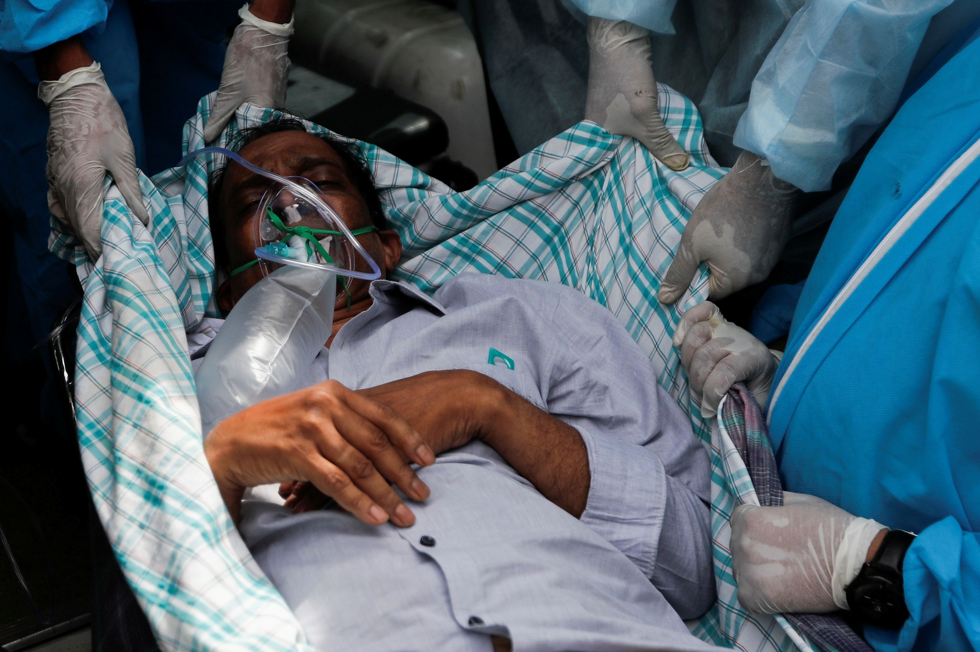 Un paciente que padece la enfermedad de COVID-19 es evacuado de un hospital después de que se incendiara en Virar, en las afueras de Mumbai (Reuters)