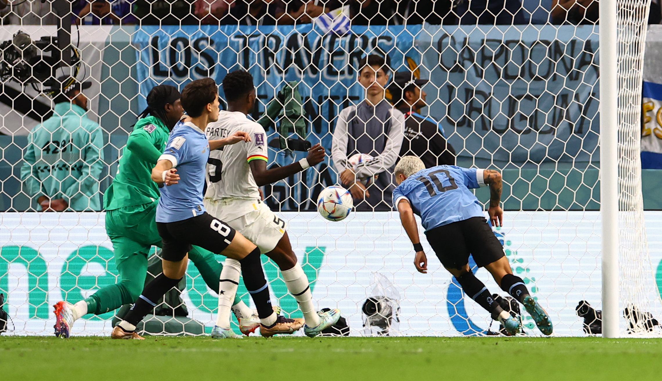 Giorgian de Arrascaeta la empujó de cabeza para anotar el primer gol de Uruguay (REUTERS/Siphiwe Sibeko)