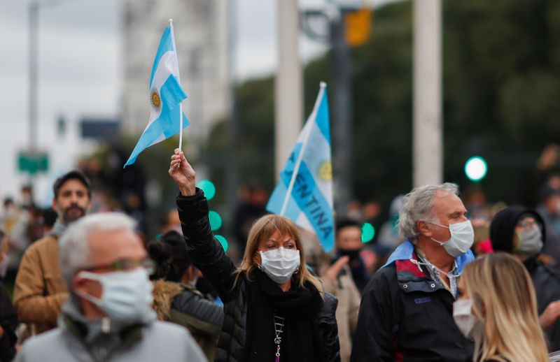 Manifestaciones contra las medidas de cuarentena en medio del brote de coronavirus, en Buenos Aires, Argentina, Mayo 30, 2020. REUTERS/Agustin Marcarian