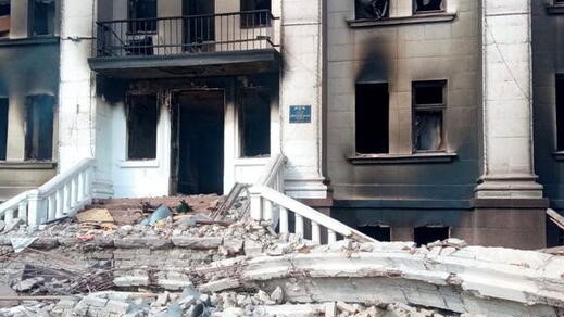 Imagen general del destruido teatro de la ciudad ucraniana de Mariupol (Azov/vía Reuters)