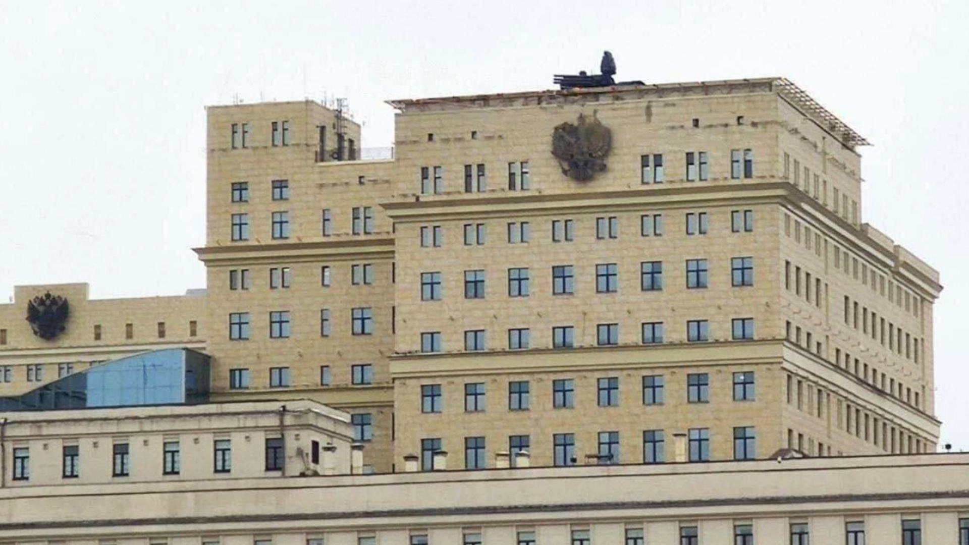 El sistema Pantsir en el techo del edificio del Ministerio de Defensa en la avenida Frunzenskaya 