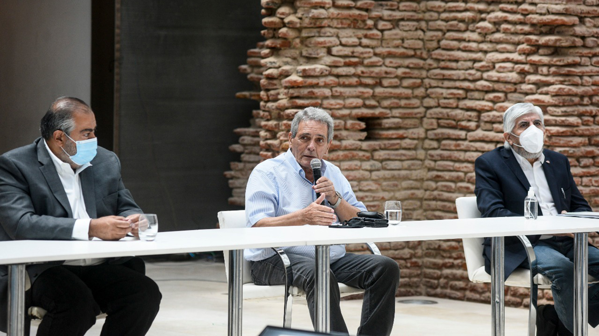 Los dirigentes de la CGT Héctor Daer y Carlos Acuña y el líder camionero Hugo Moyano, en la primera reunión por el acuerdo de precios y salarios