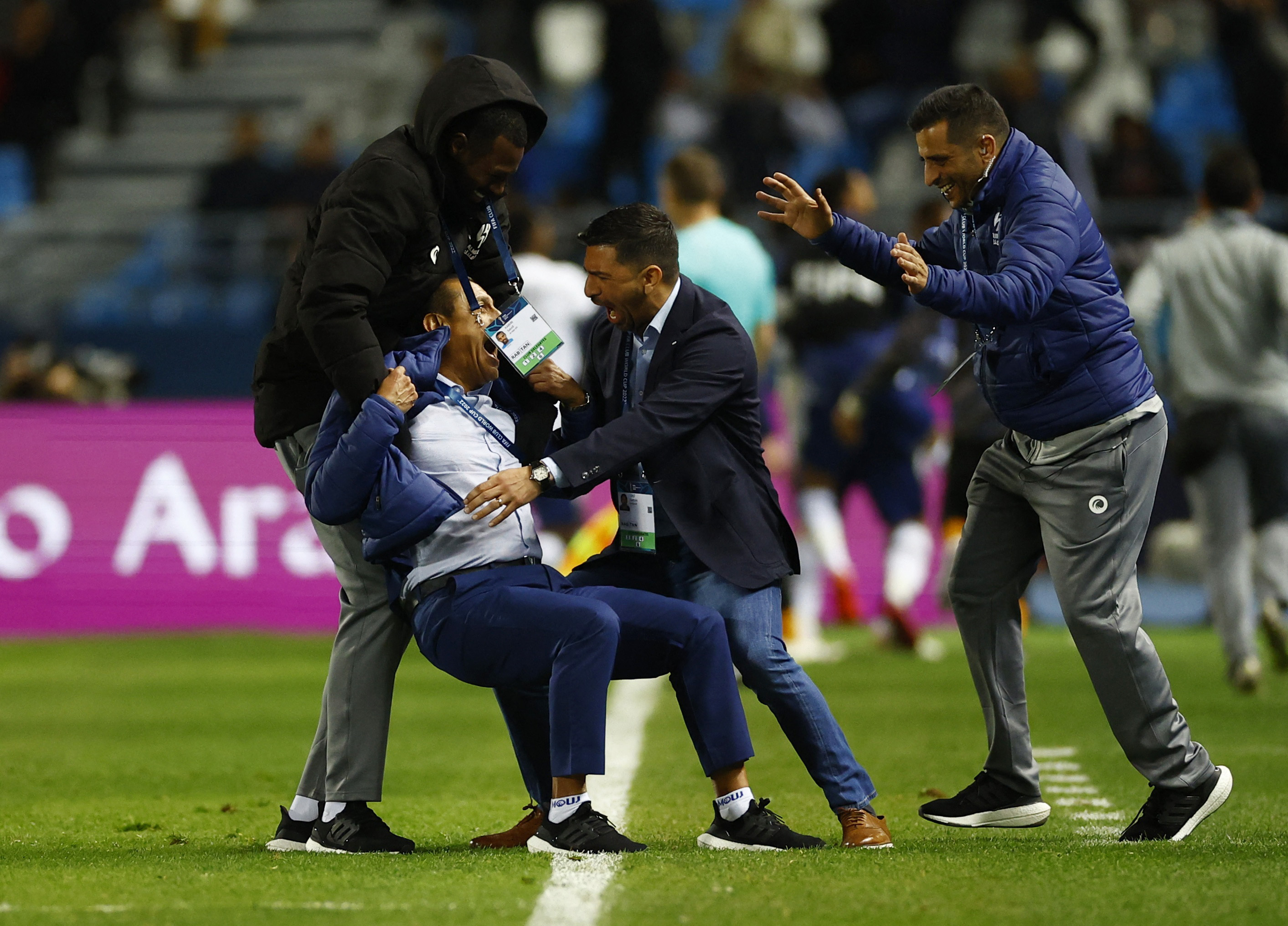 Emiliano Díaz busca el abrazo de su padre en medio del alocado festejo del tercer gol de Luciano Vietto (REUTERS/Andrew Boyers)