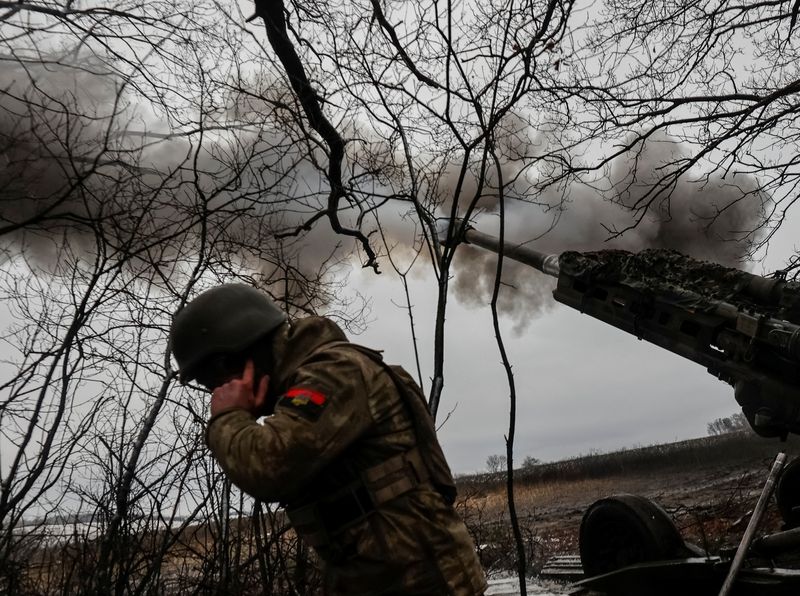 Un miembro del servicio ucraniano se tapa los oídos mientras se dispara un proyectil desde un obús M777 en una línea del frente, en medio del ataque de Rusia a Ucrania, en la región de Donetsk, Ucrania. 23 de noviembre de 2022. Radio Free Europe/Radio Liberty/Serhii Nuzhnenko vía REUTERS