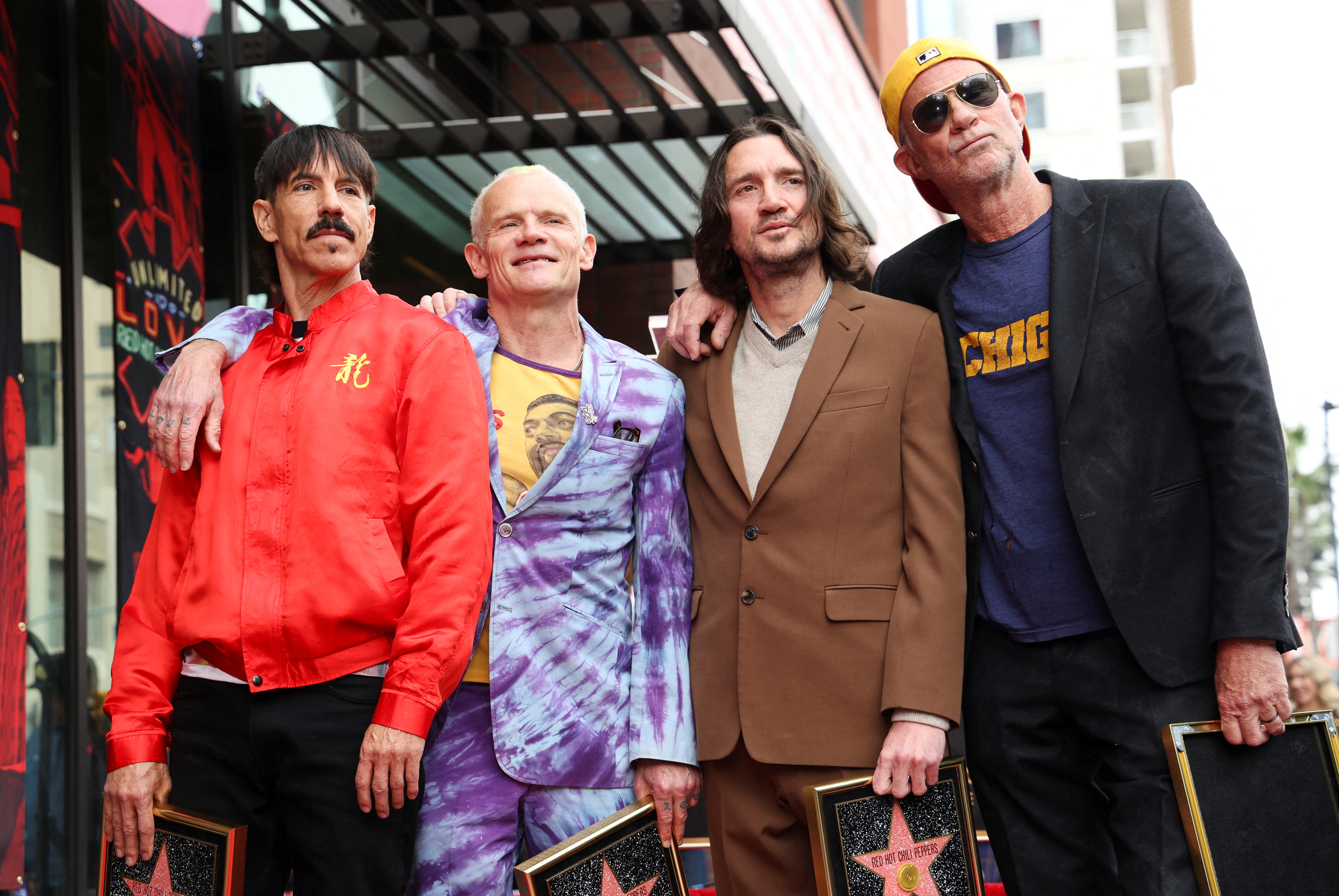 Anthony Kiedis, Michael Balzary (Flea), John Frusciante y Chad Smith un año a atrás, cuando los Red Hot Chili Peppers descubrieron su estrella en el Salón de la Fama de Hollywood (REUTERS)