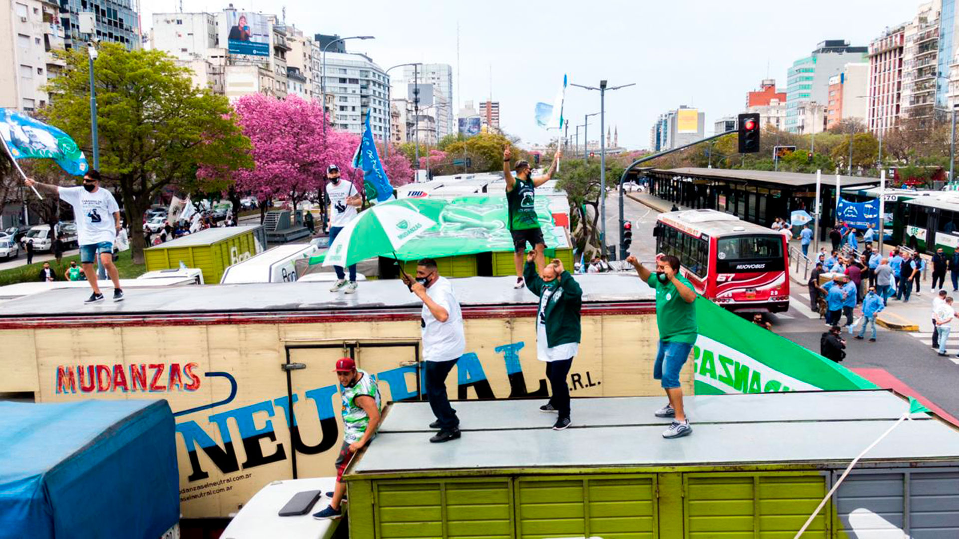 Aunque el tránsito sobre la 9 de Julio no fue obstruido, los manifestantes bloquearon por completo la avenida Belgrano