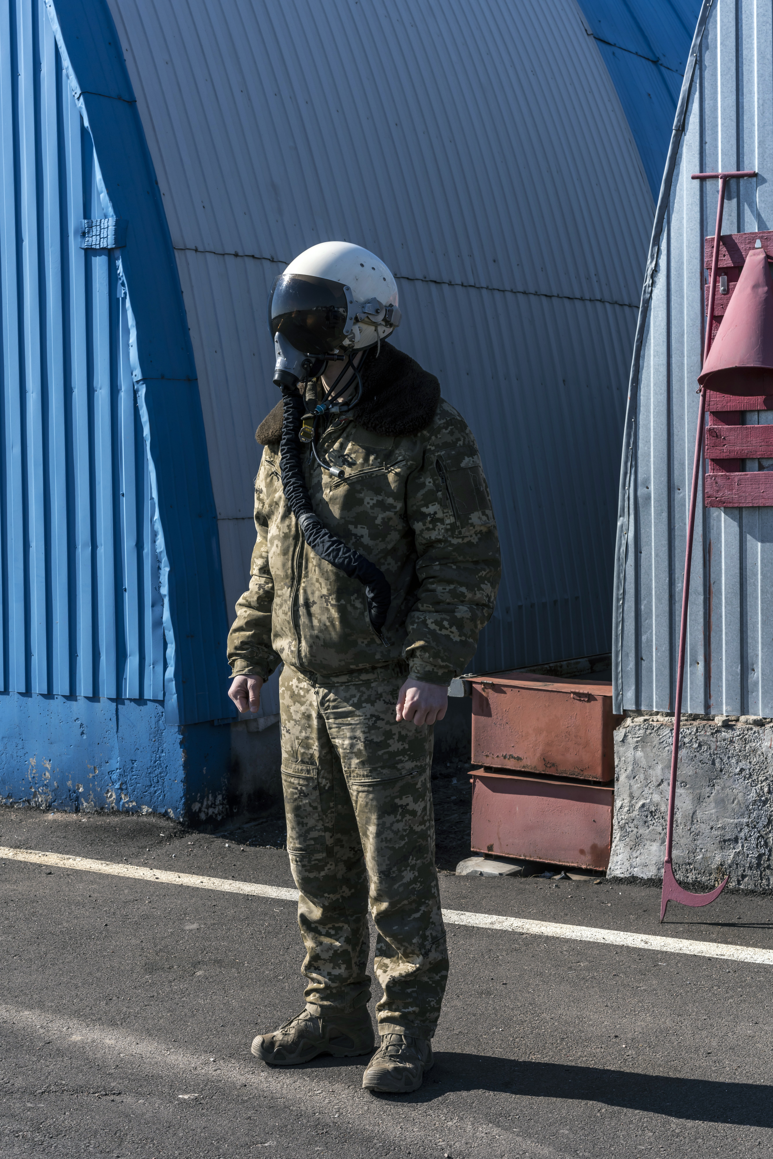 Andriy, piloto de la Fuerza Aérea de Ucrania. “Cada vez que vuelo, es para entrar en un combate real”, dice. (Brendan Hoffman/The New York Times)