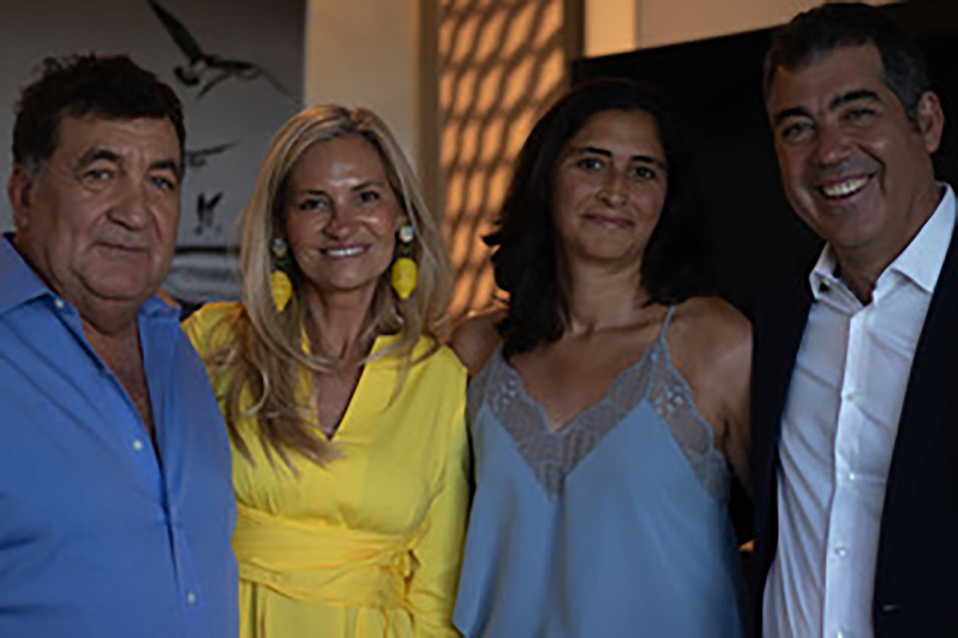 Gustavo Mascardi y Lily Sciorra junto a Martín Urmaran, cofundador de Globant, y María Albornoz de Urmaran, quienes fueron los primeros en adquirir una obra para colaborar con Pequeños Pasos y Artly Gallery