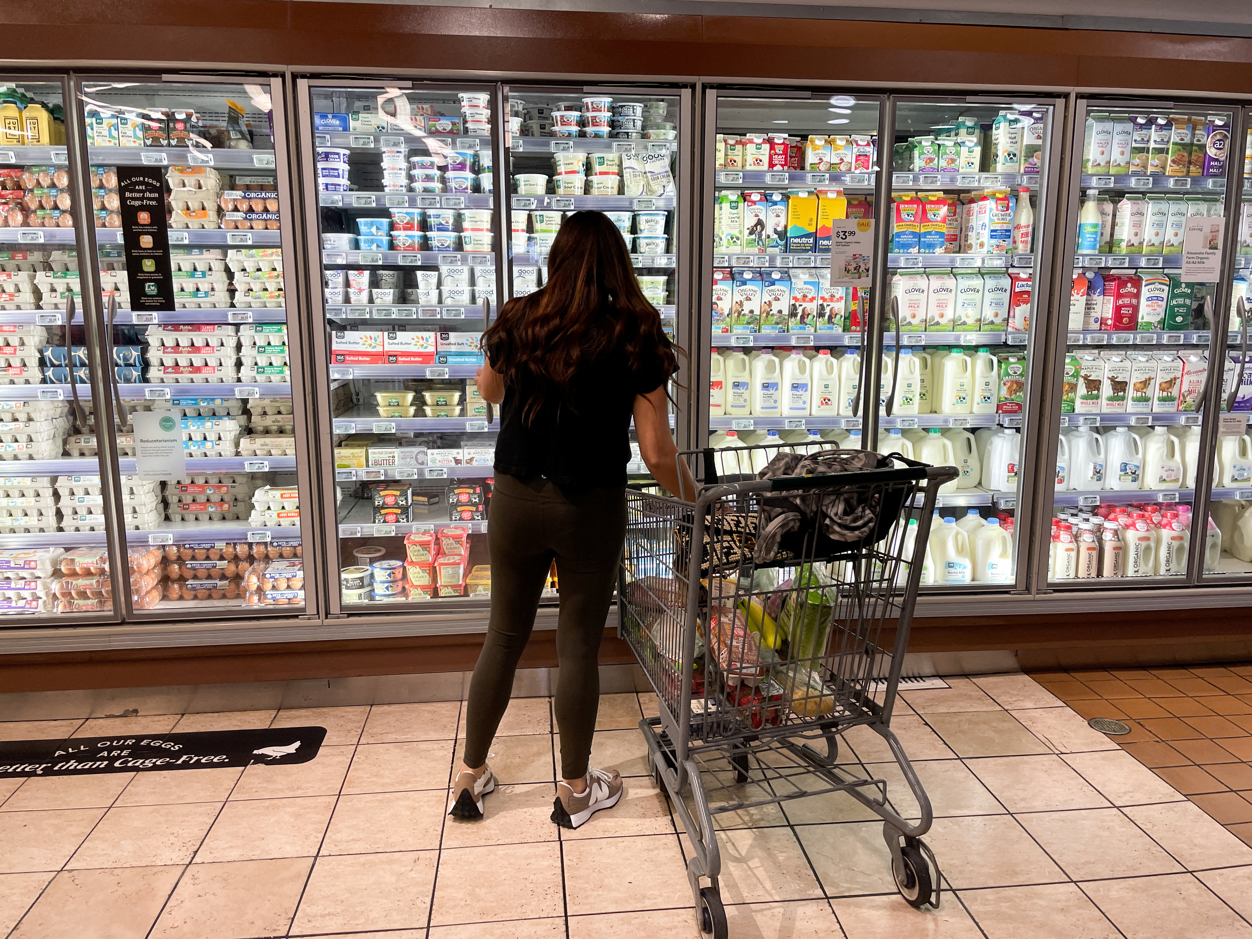 Una mujer en un supermercado de Los Ángeles, California (REUTERS/Lucy Nicholson)