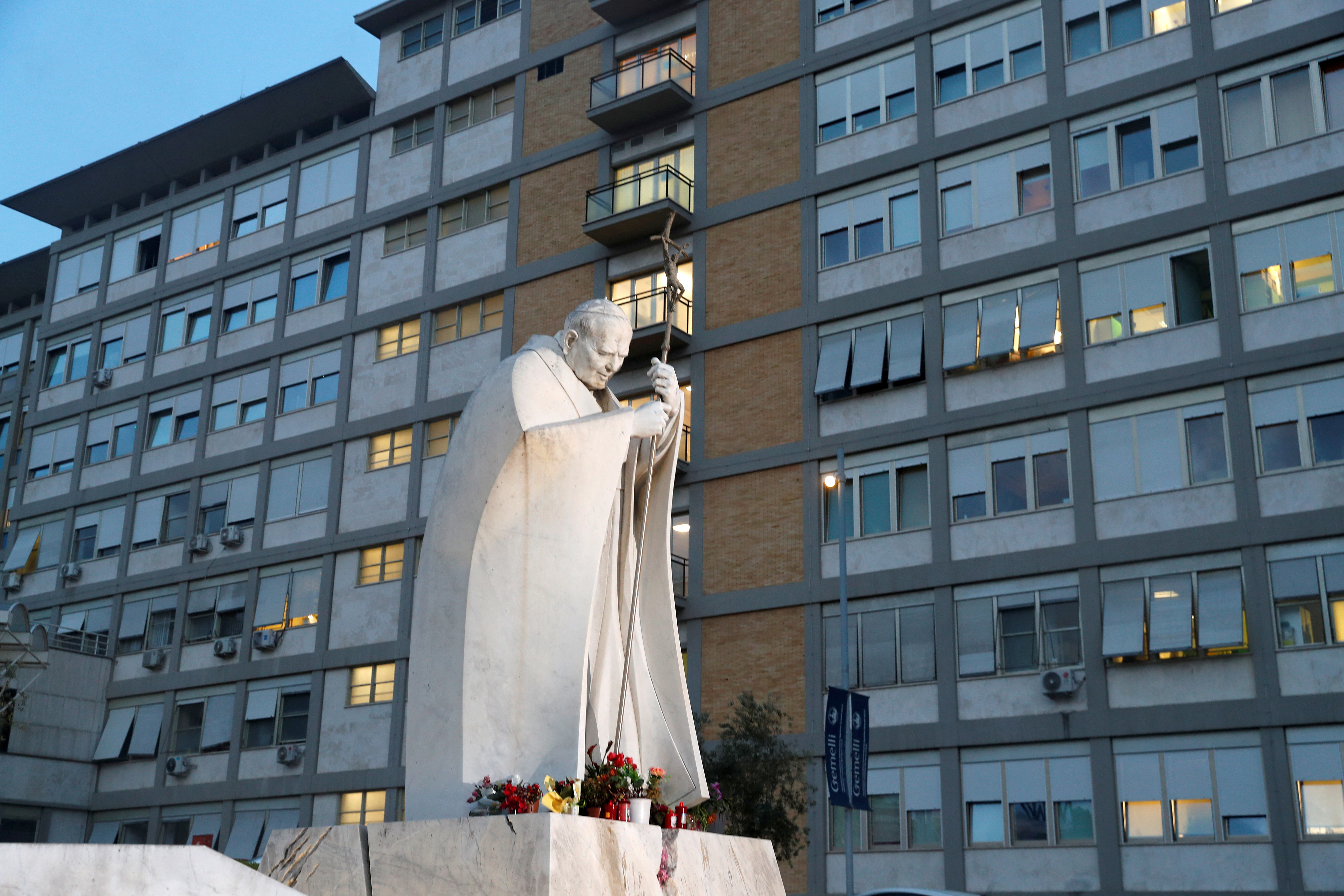Una estatua del ex Papa Juan Pablo II se ve en el patio del Hospital Gemelli donde el Papa Francisco estuvo hospitalizado por una infección respiratoria, en Roma, Italia, el 31 de marzo de 2023. REUTERS/Remo Casilli