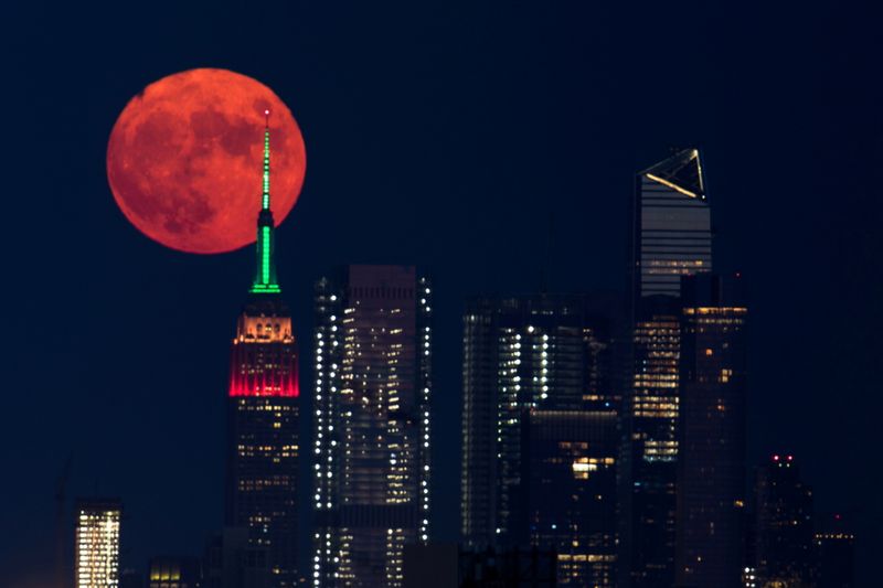 Una Luna llena detrás del edificio Empire State en la ciudad de Nueva York, Nueva York, Estados Unidos. 23 de julio, 2021. (Foto: Archivo/Reuters)