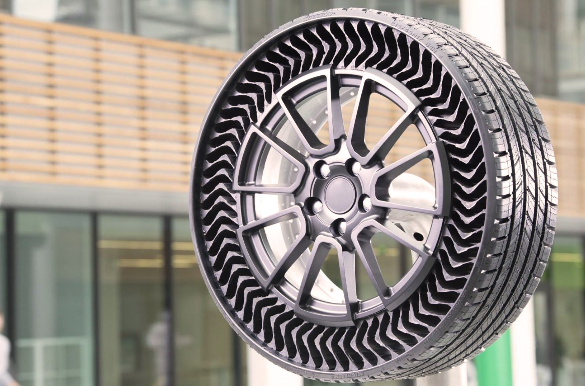  El concepto se llama Uptis, que significa Unique Puncture-proof Tire System o Sistema único de neumáticos a prueba de pinchaduras