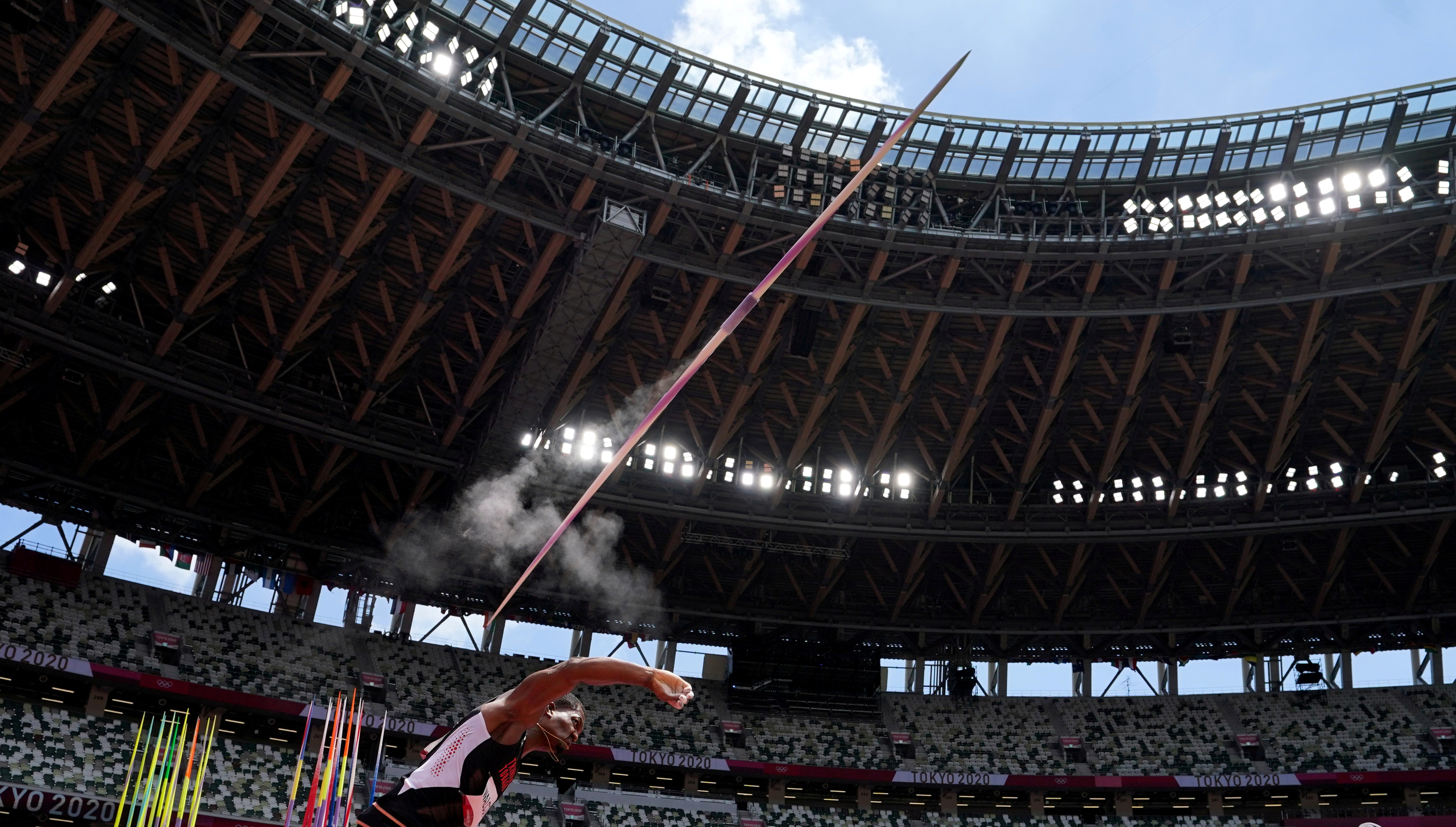 El atleta trinitario Keshorn Walcott lanza la jabalina para lograr un puntaje alto en la prueba.