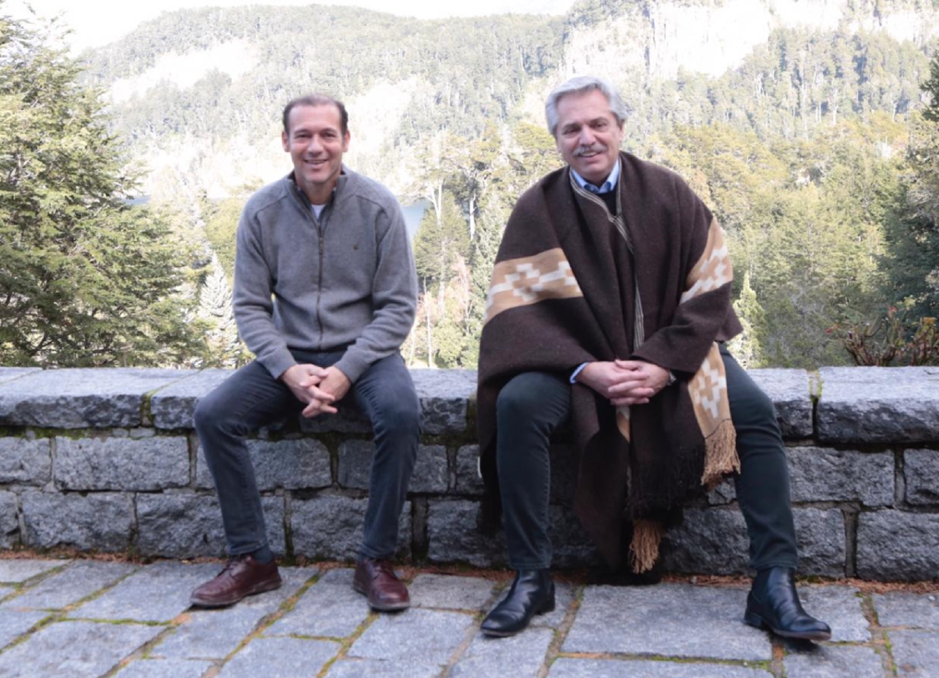 El gobernador neuquino, Omar Gutiérrez, y el presidente Alberto Fernández, cuyo gobierno se mantiene prescindente del conflicto, pese a que éste puede afectar seriamente la marcha de la economía