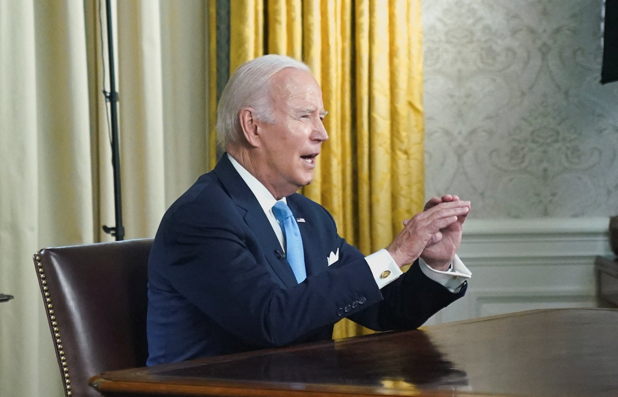 En una inusual alocución desde la Oficina Oval y detrás de su histórico escritorio, Biden aseguró en una transmisión en vivo que el acuerdo bipartidista fue un compromiso en el que “nadie obtuvo lo que quería”. (REUTERS)