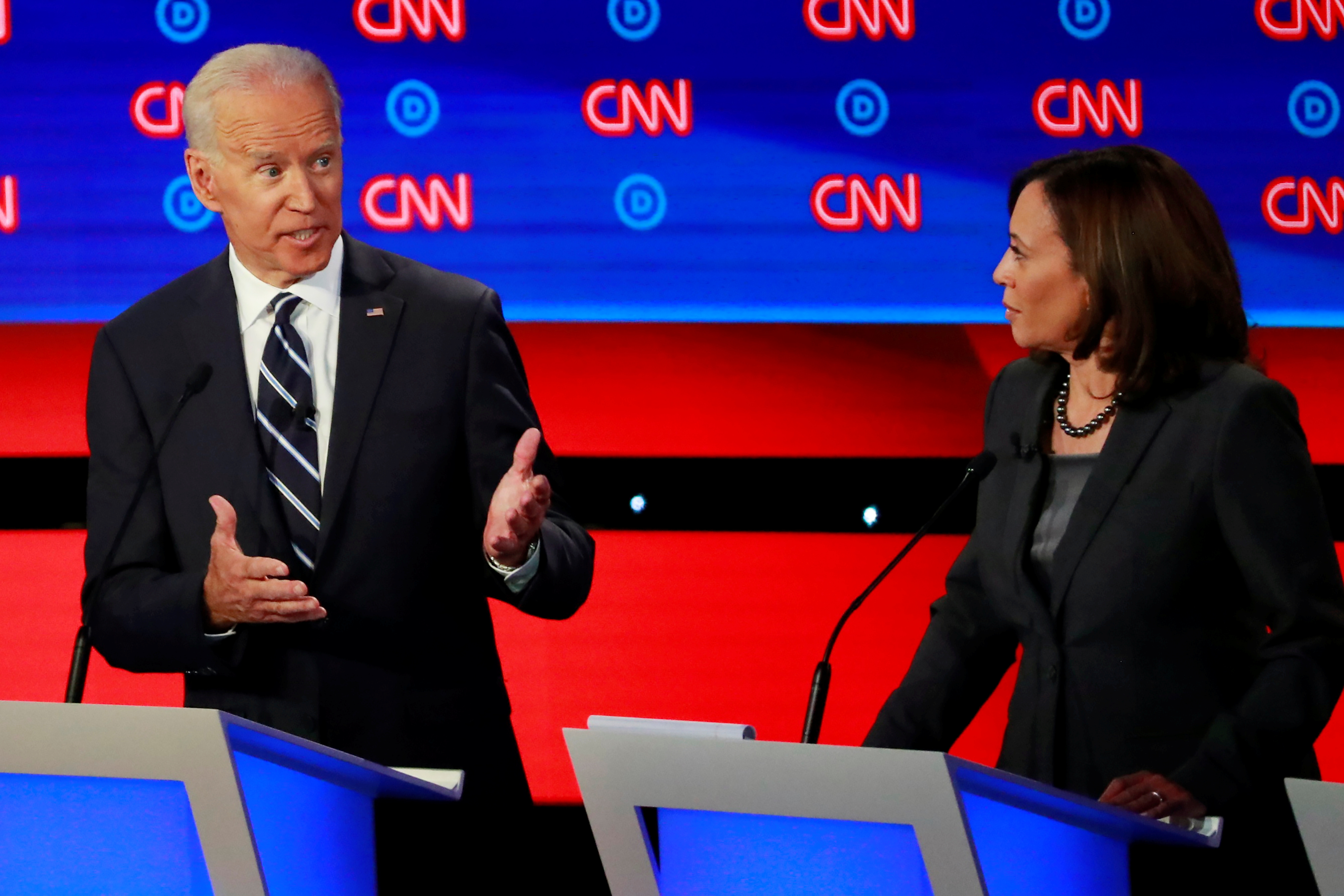 Biden y Harris en un debate durante las primarias demócratas. Foto: REUTERS/Lucas Jackson