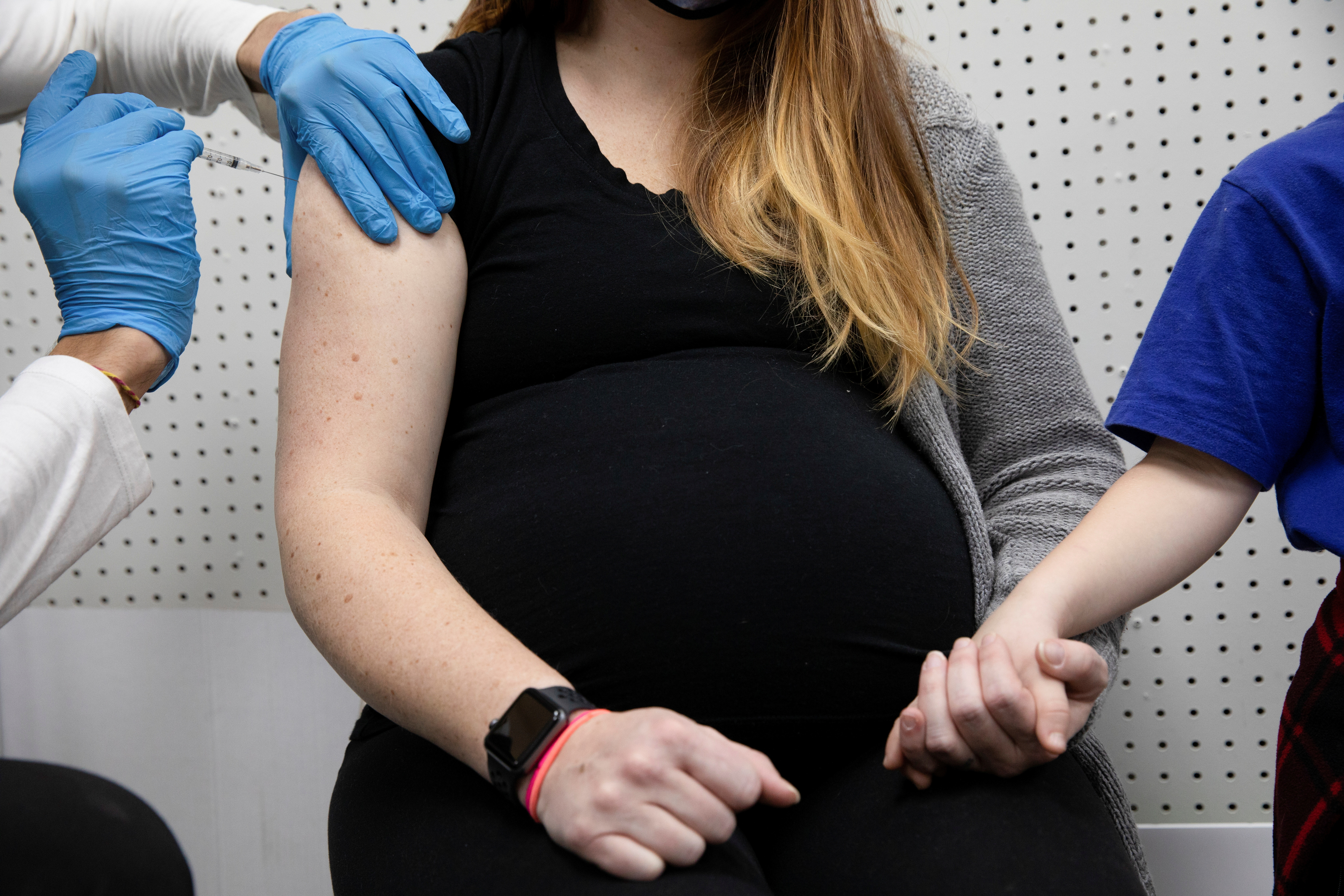Las investigaciones de grupos de todo el mundo han demostrado que las mujeres embarazadas con COVID-19 tienen un mayor riesgo de hospitalización y enfermedad grave que las mujeres de la misma edad que no están embarazadas (REUTERS)