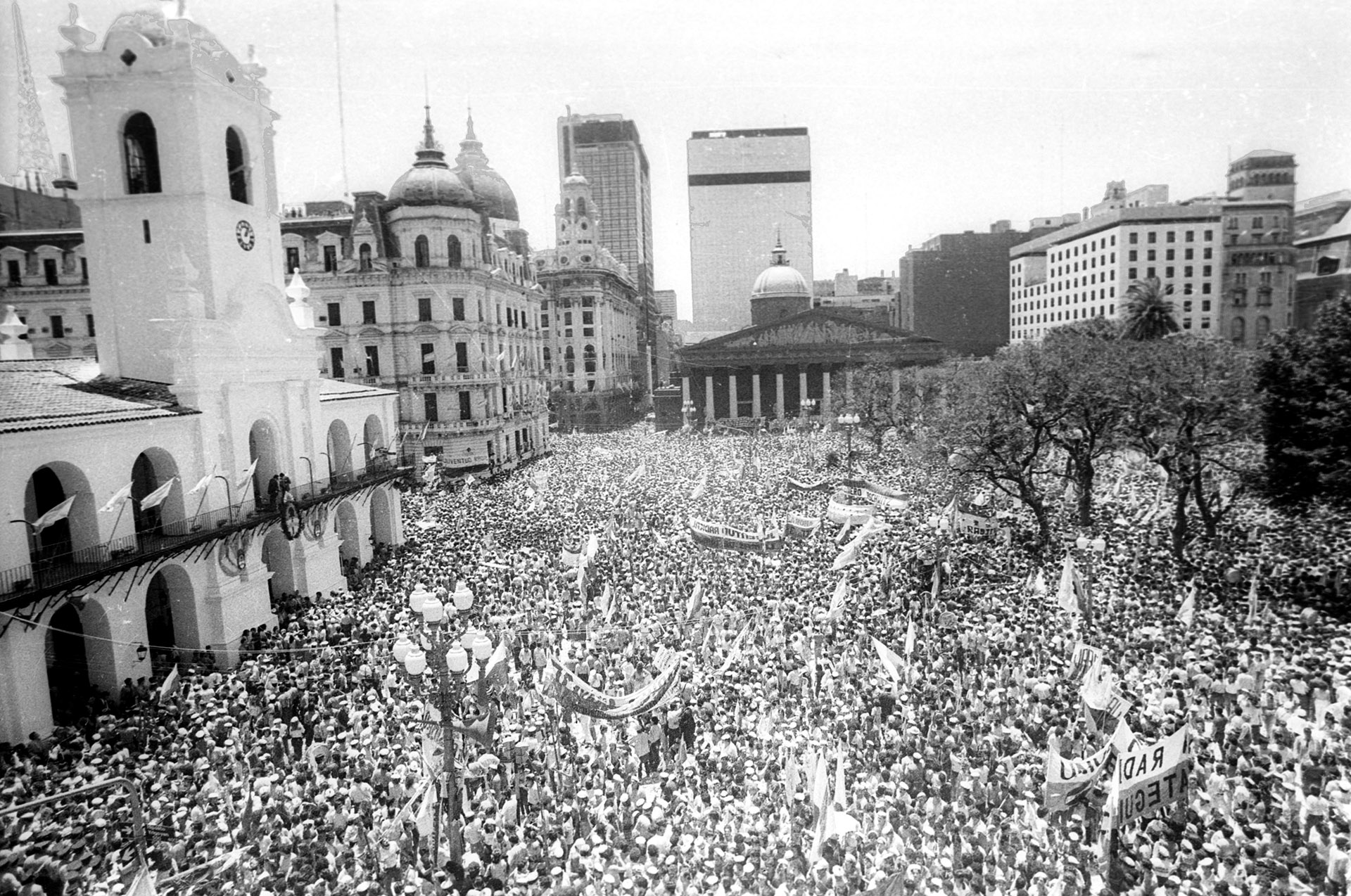 Buenos Aires, 1983: las calles porteñas colmadas de argentinos que celebraban el retorno de la democracia