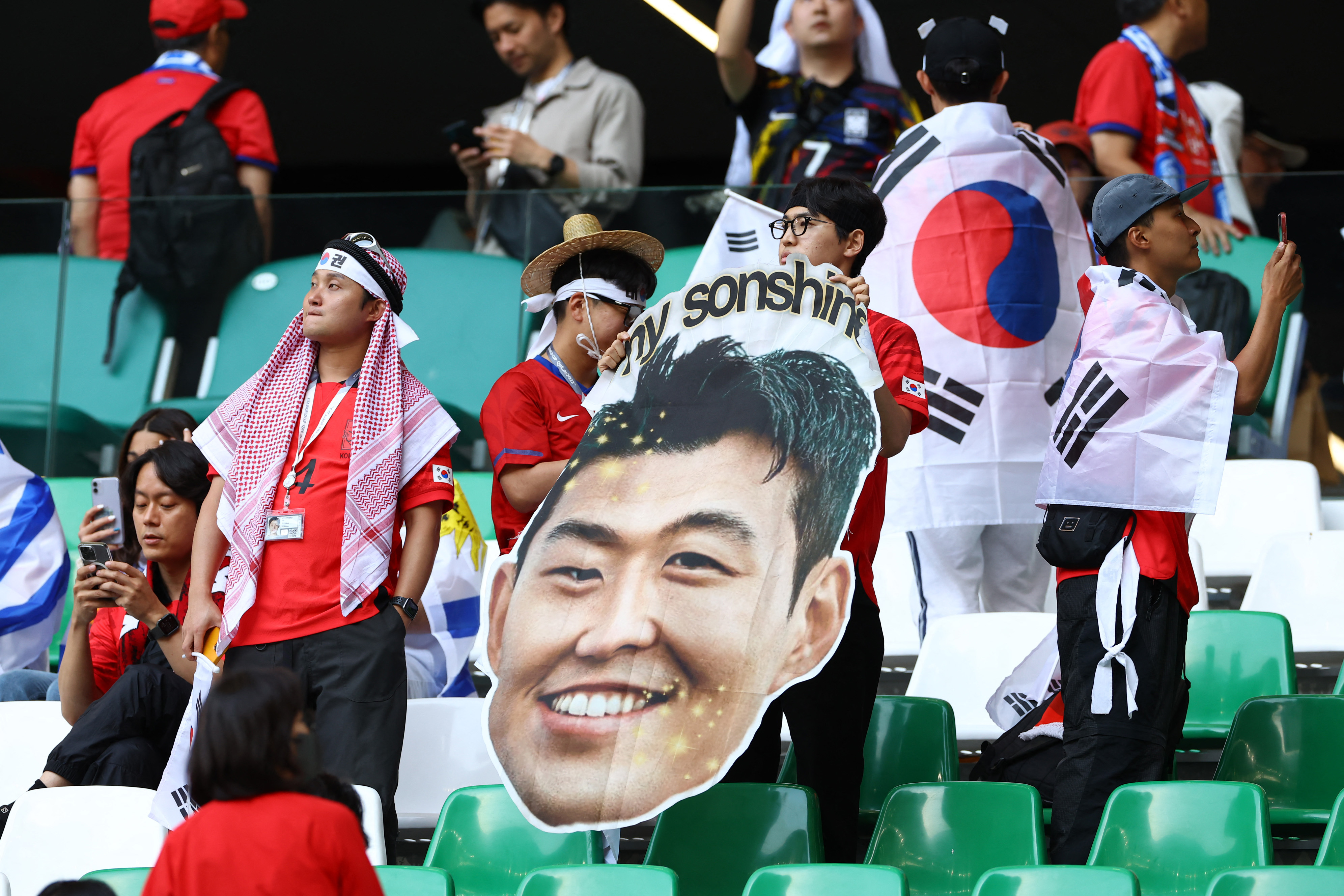 Los fanáticos surcoreanos llegan ilusionados con ver una gran actuación de Heung-min Son (REUTERS/Bernadett Szabo)