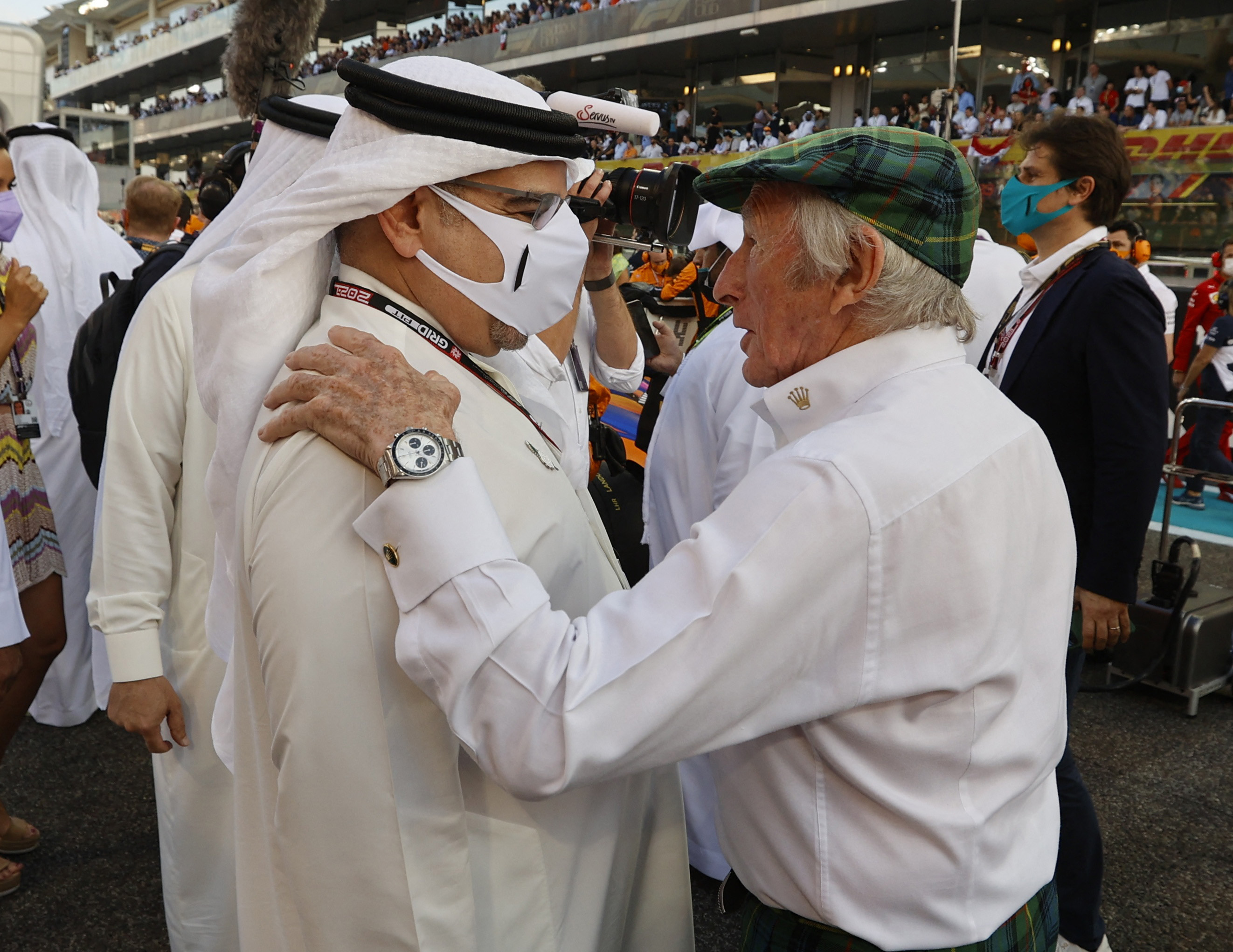 Jackie Stewart con el príncipe Salman bin Hamad Al Khalifa antes de la carrera 