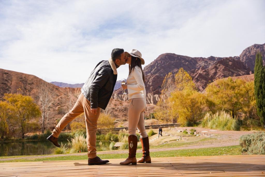 Cristina Pérez durante su compromiso con Luis Petri al pie de la Coordillera de los Andes (Martín Orozco)