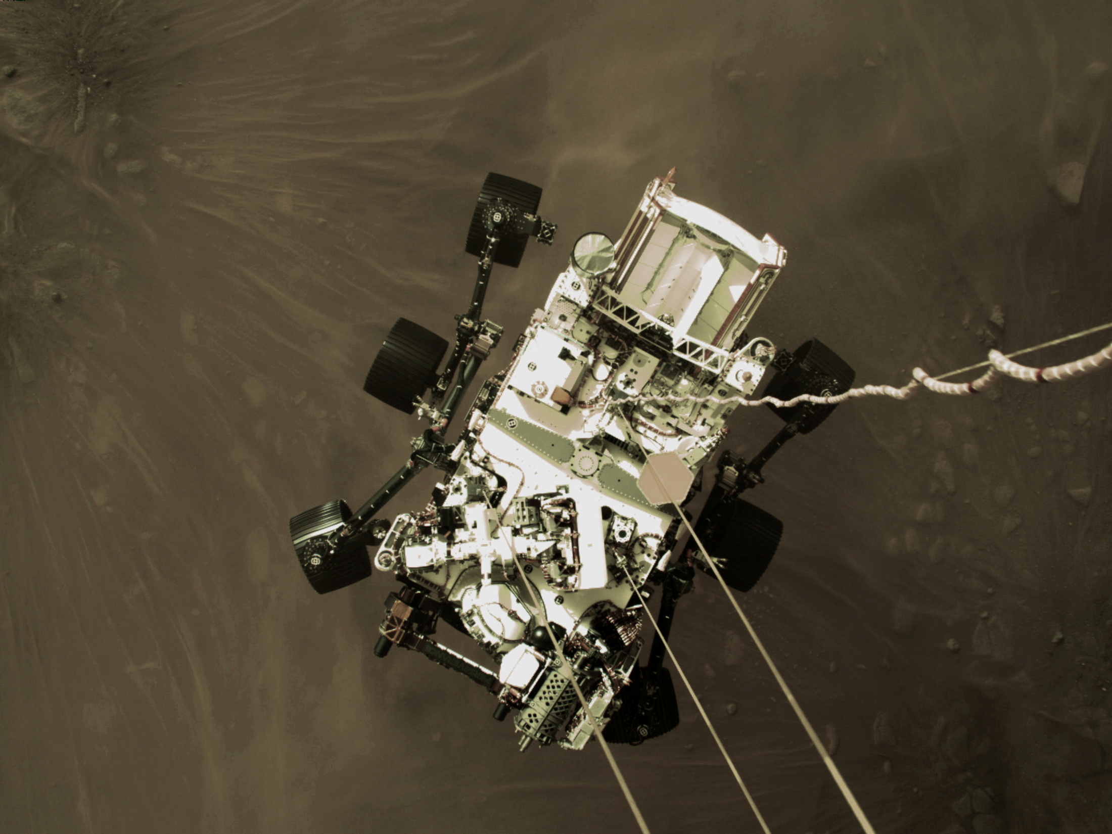 Imagen del descenso por medio de un sistema de grúa del rover  NASA/JPL-Caltech/Handout via REUTERS 