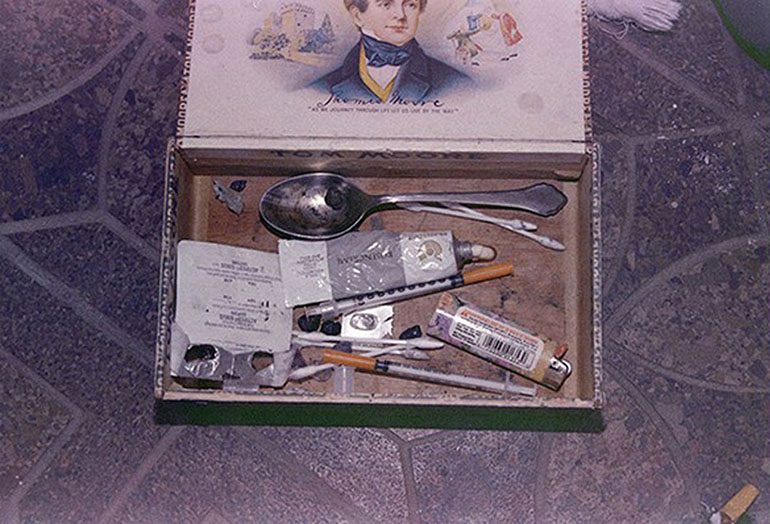 La caja de cigarros y las dosis de heroína que se inyectó Cobain antes de dispararse (Departamento de Policía de Seattle)