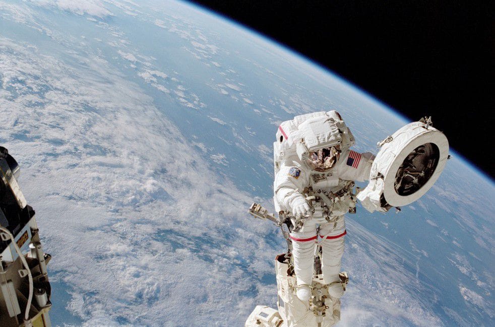 Qué síntomas presentan los astronautas durante sus viajes al espacio