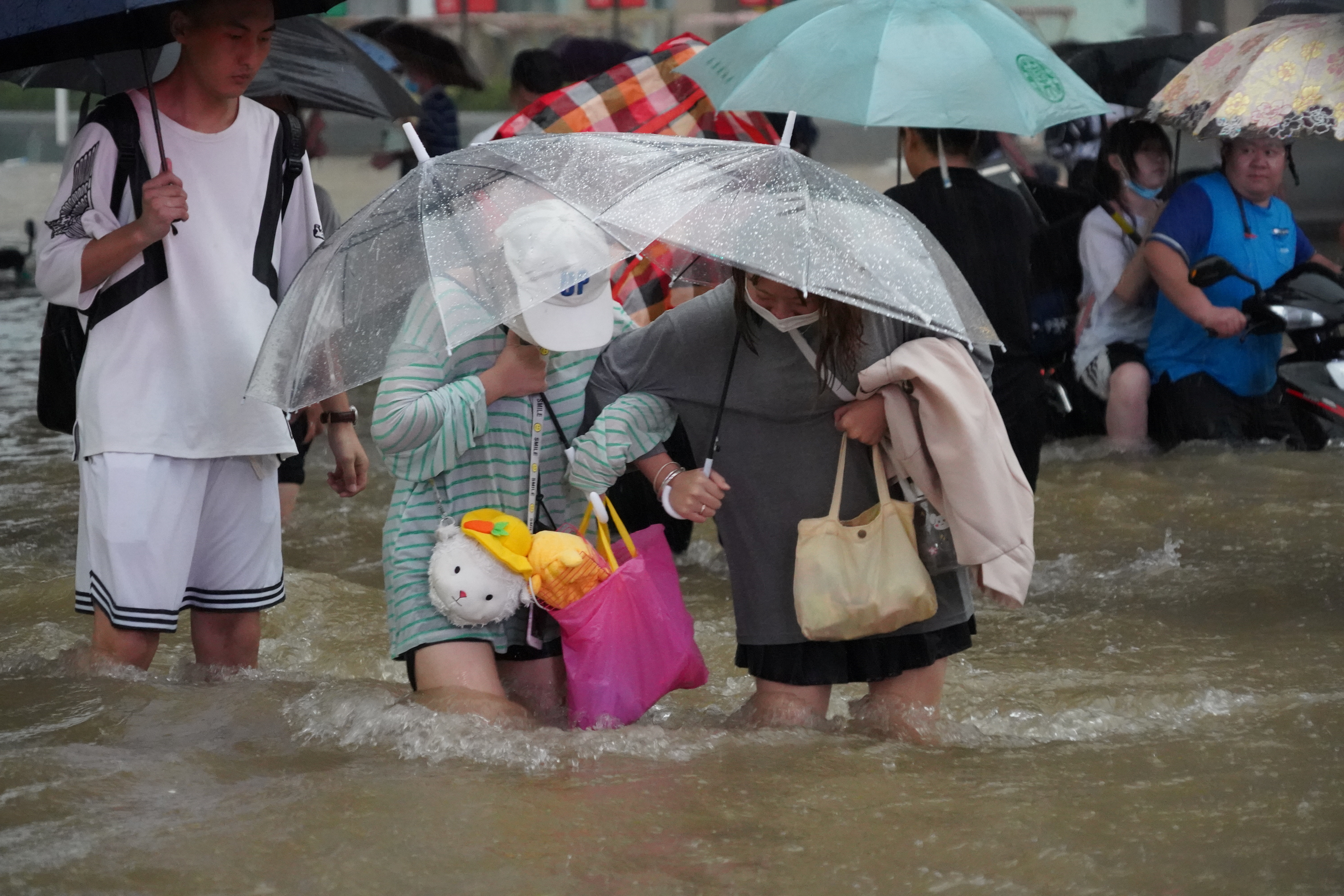 Personas caminan por calles inundadas en China 