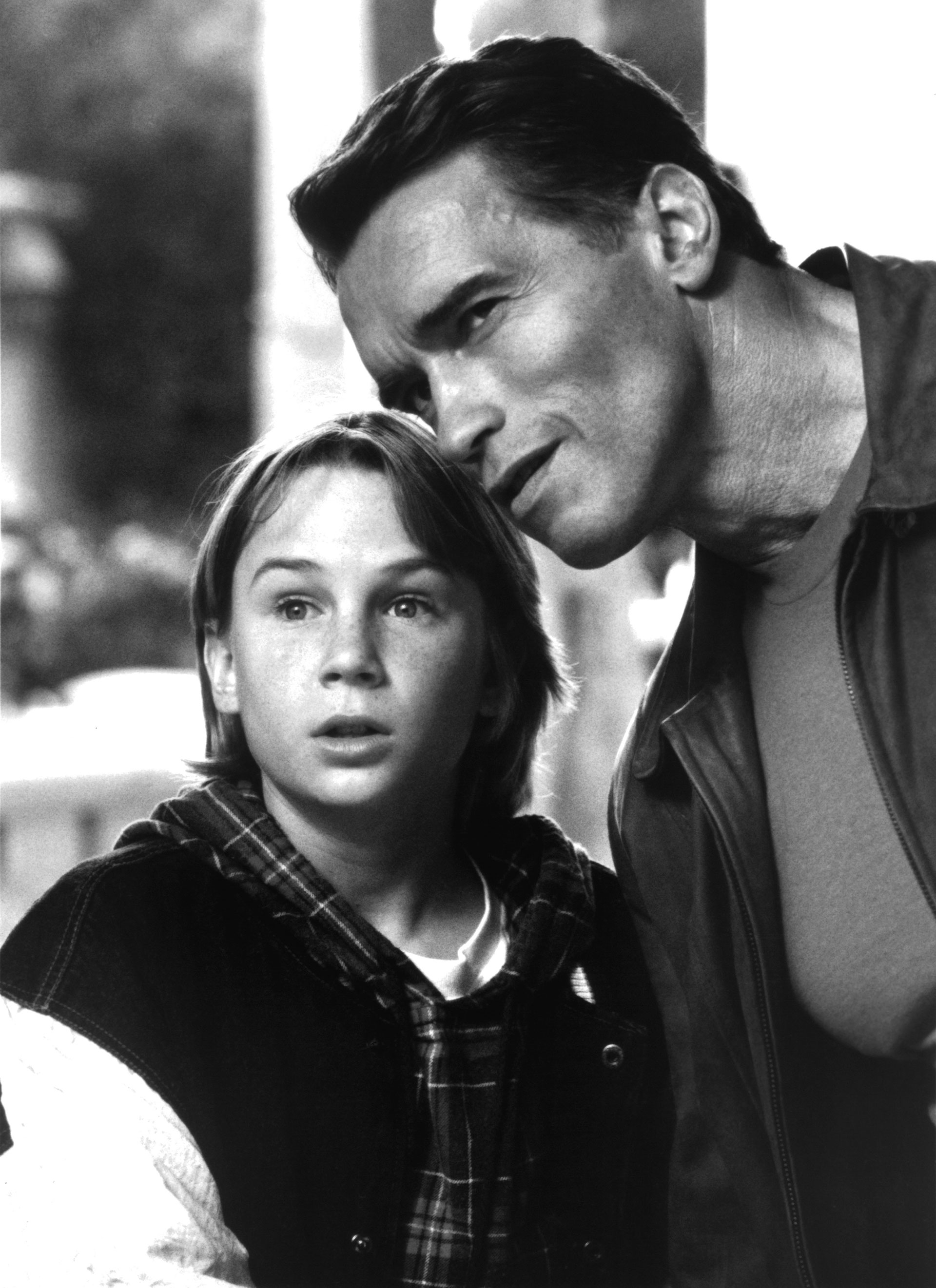 El último gran héroe: Austin Taylor O'Brien y Arnold Schwarzenegger (Getty Images)