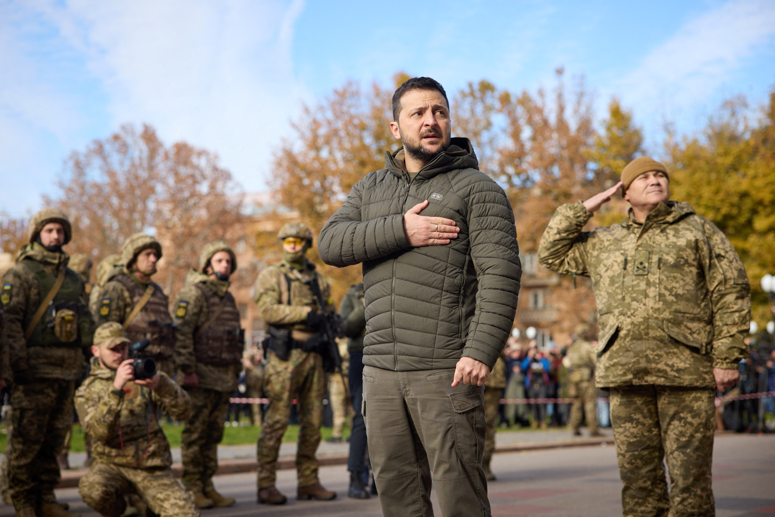 Zelensky canta el himno nacional en Kherson (via Reuters)
