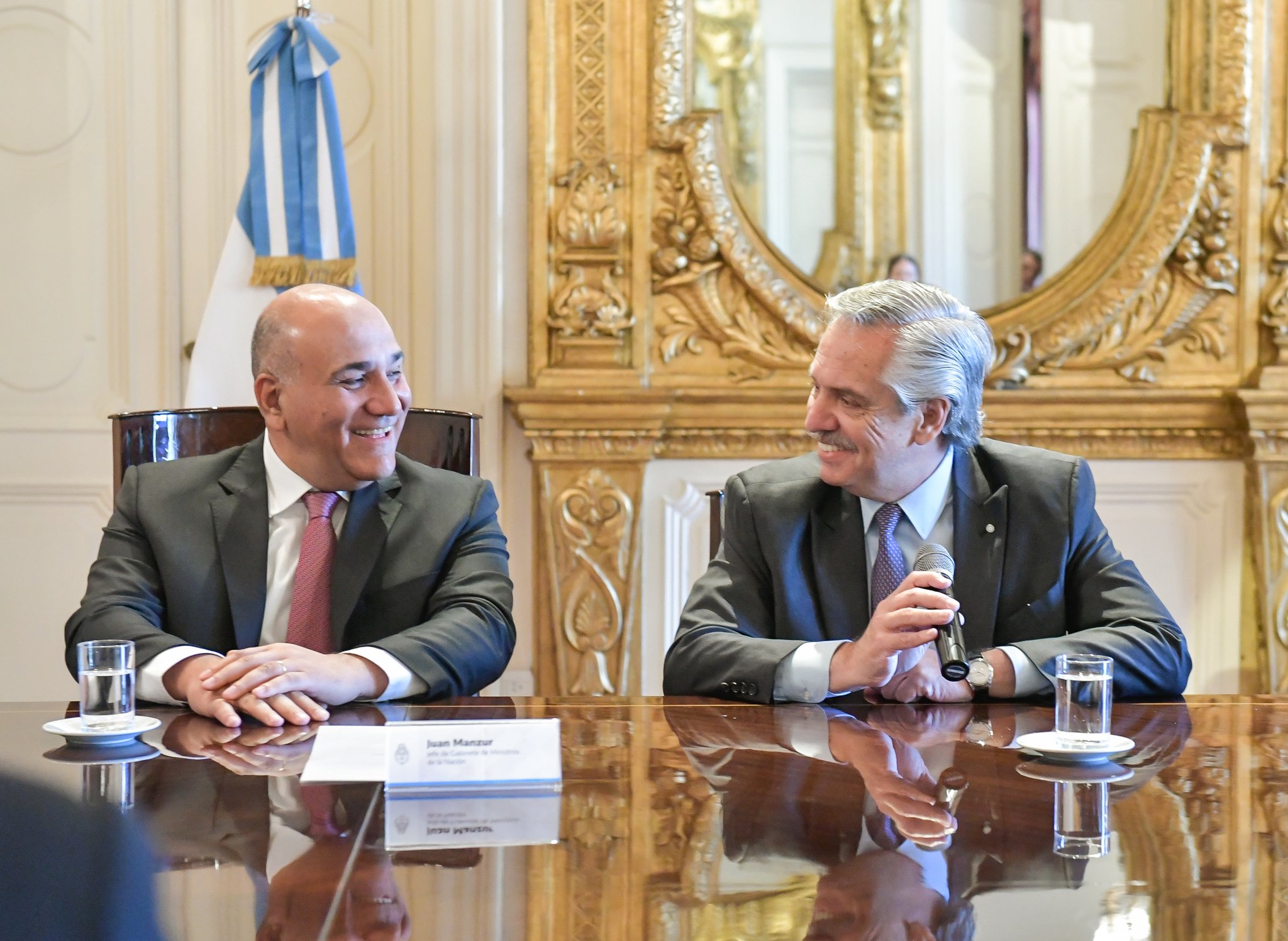 Sonrisas durante la reunión de Gabinete entre Juan Manzur y el presidente Alberto Fernández.