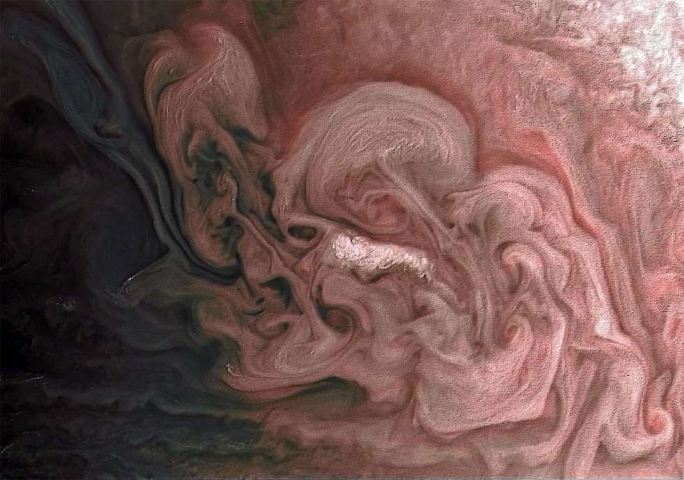 Una tormenta en el hemisferio norte de Júpiter captada por la sonda Juno de NASA (Matt Brealey/Gustavo B C/JPL-Caltech/SwRI/MSSS/NASA)