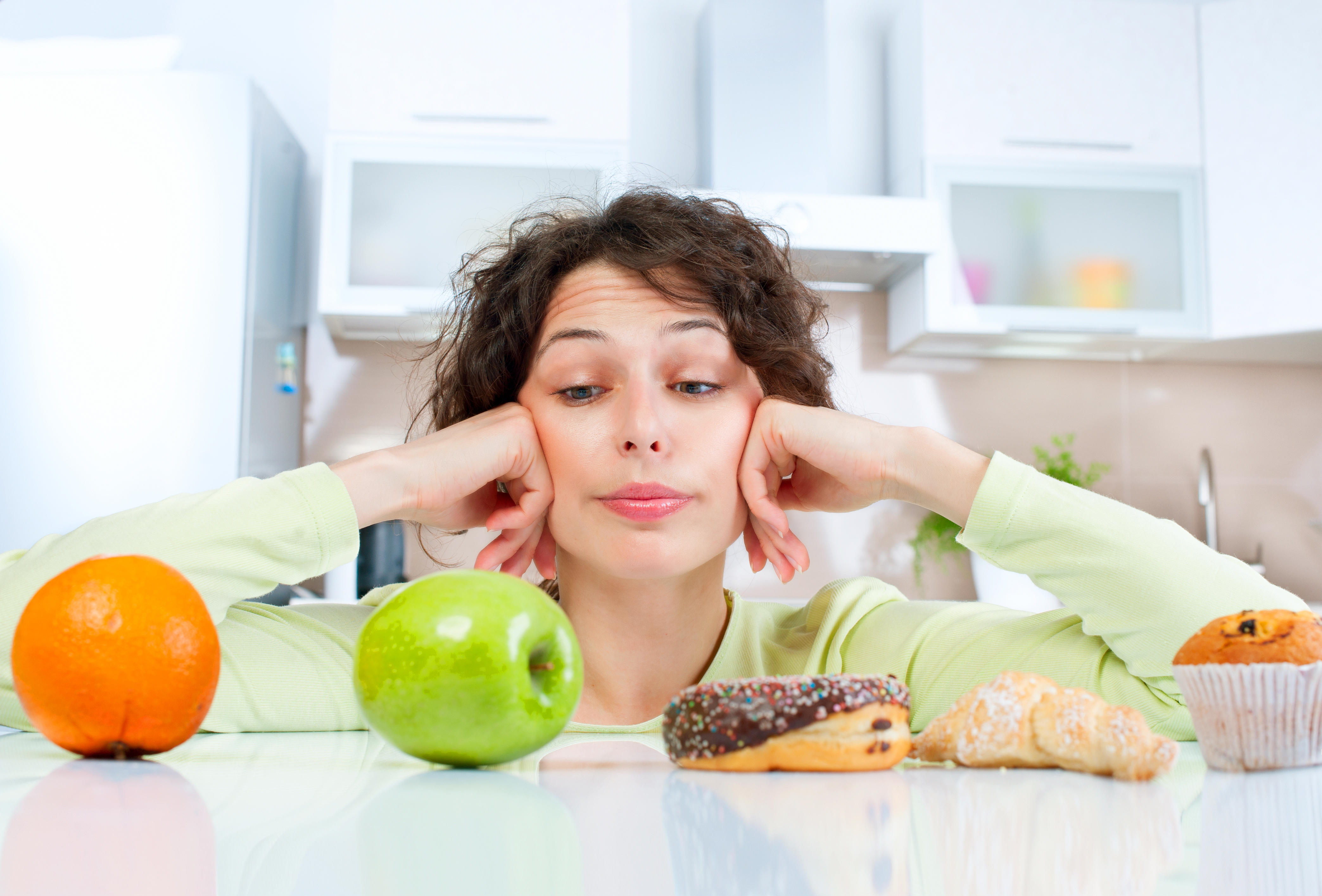 Muchas veces nos vemos tentados a comer alimentos no tan saludables, frente a otros que sí lo son (Shutterstock)
