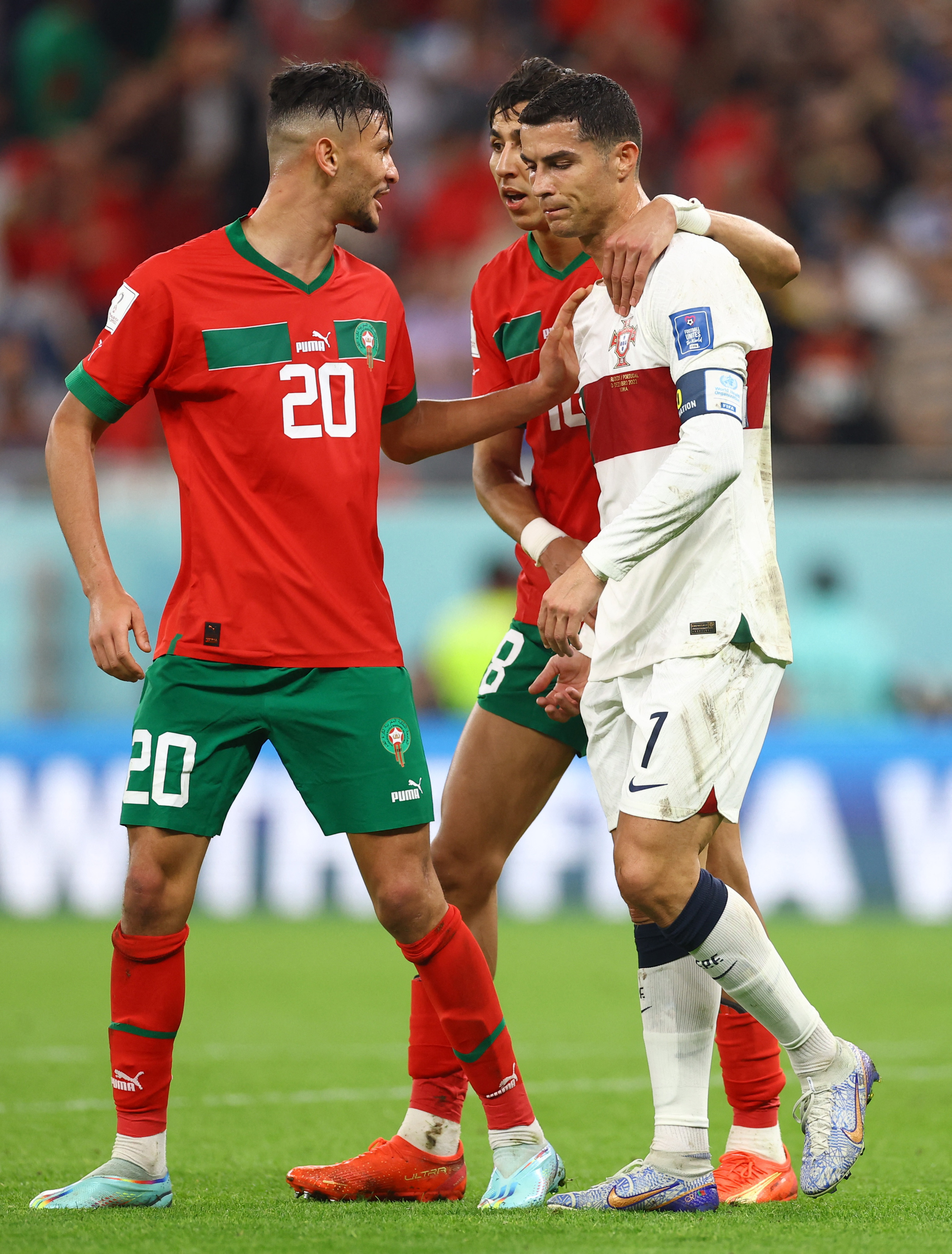 Algunos jugadores marroquíes quisieron consolarlo y pedirle la camiseta (Reuters)
