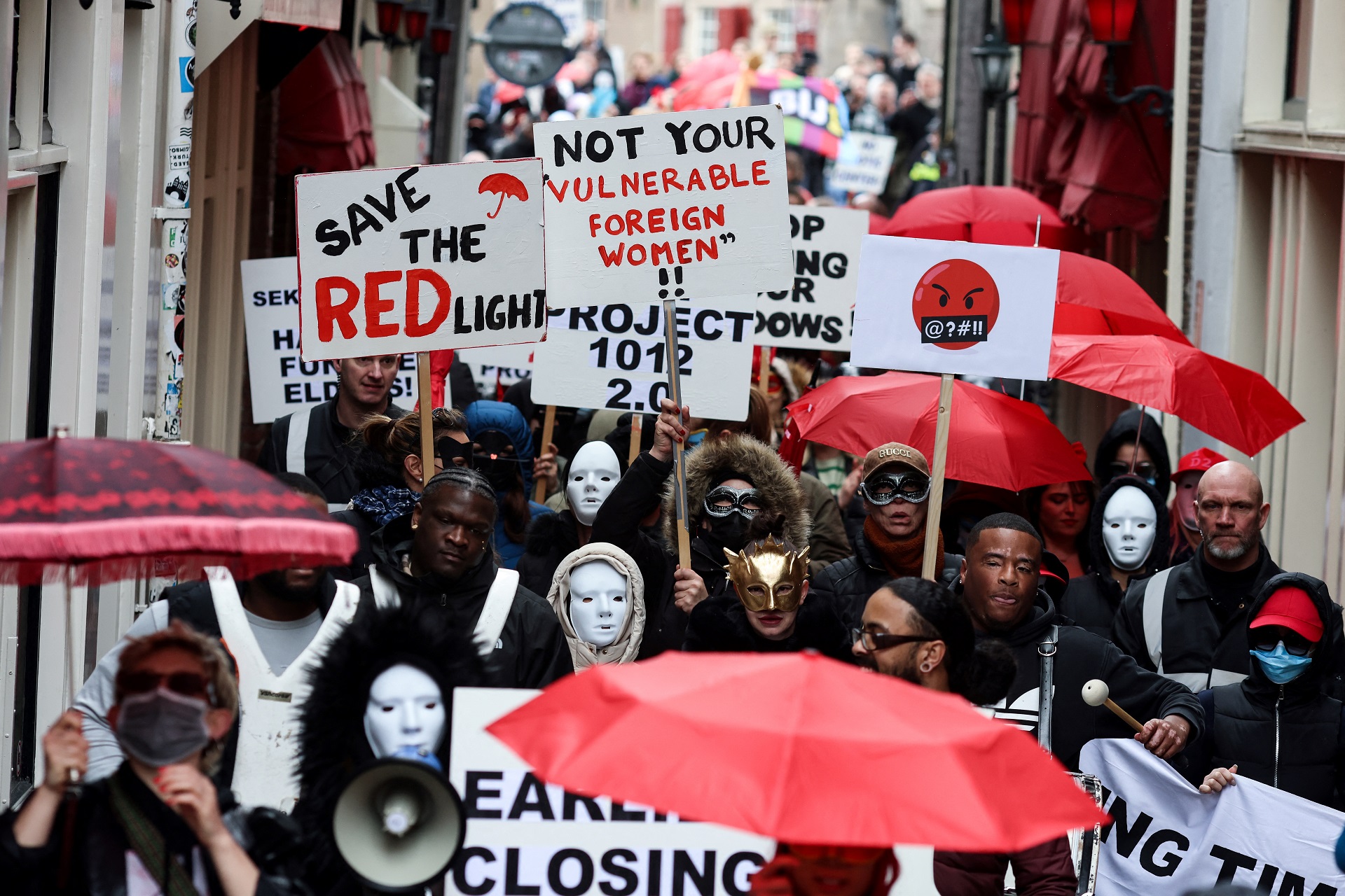 Trabajadores del sexo y simpatizantes participan en una manifestación para protestar contra los planes de cerrar el histórico barrio rojo de la ciudad, que se trasladará a un nuevo centro erótico, en Ámsterdam el 30 de marzo de 2023 (Foto de Kenzo TRIBOUILLARD/AFP/Archivo)