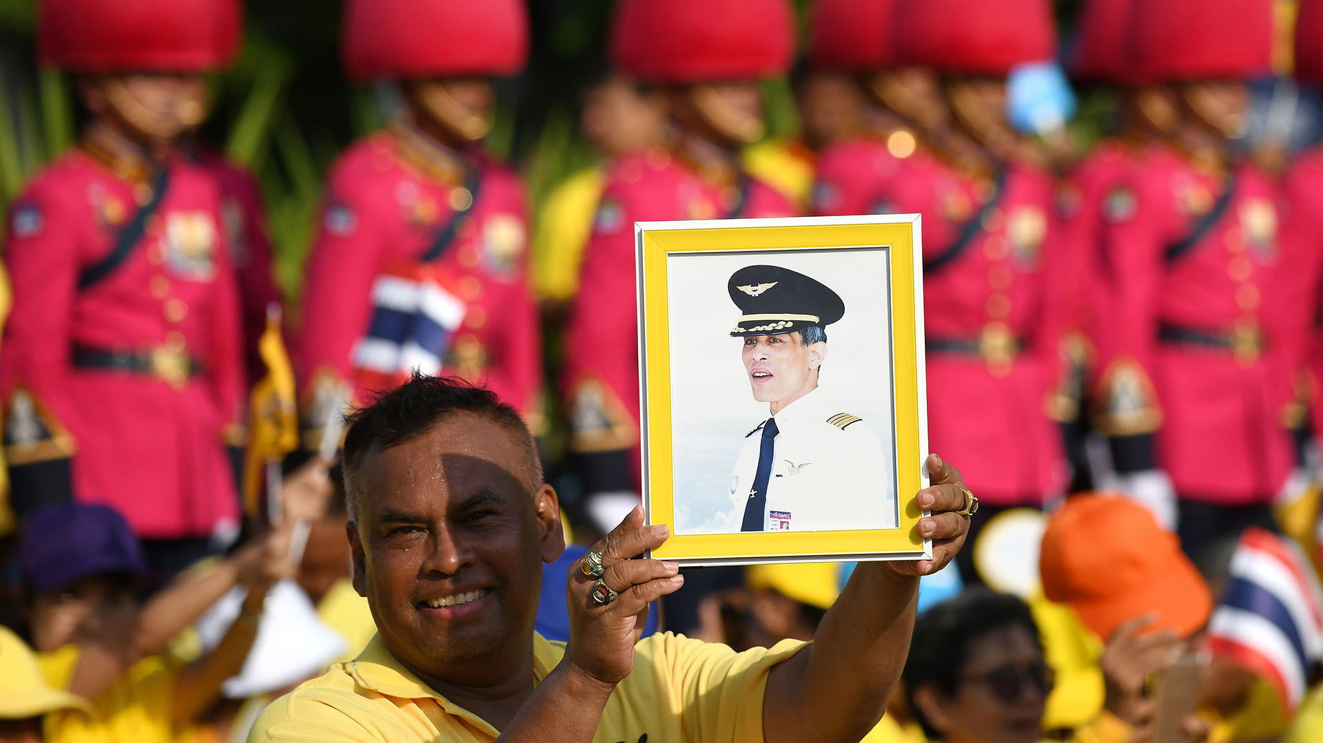 En Tailandia existe el delito de Lesa Majestad. Nadie puede criticar al rey. Al que lo hiciere pueden caberle penas de hasta 15 años de prisión (Photo by Manan VATSYAYANA / AFP)