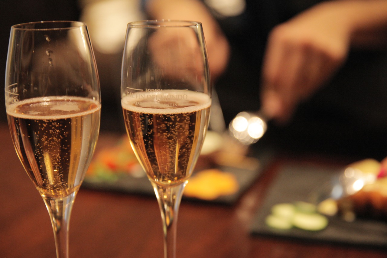 Gastronomía de primer nivel, champagne y más lujos que se ofrecen a los viajeros exclusivos en los salones VIP. (AA2000)