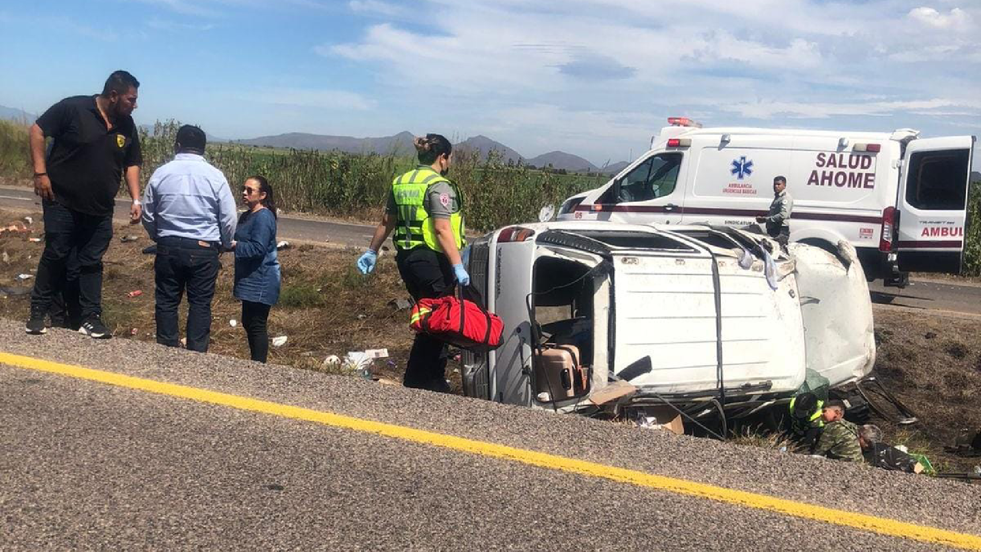 Familia de EEUU volcó en carretera de Sinaloa; un menor falleció