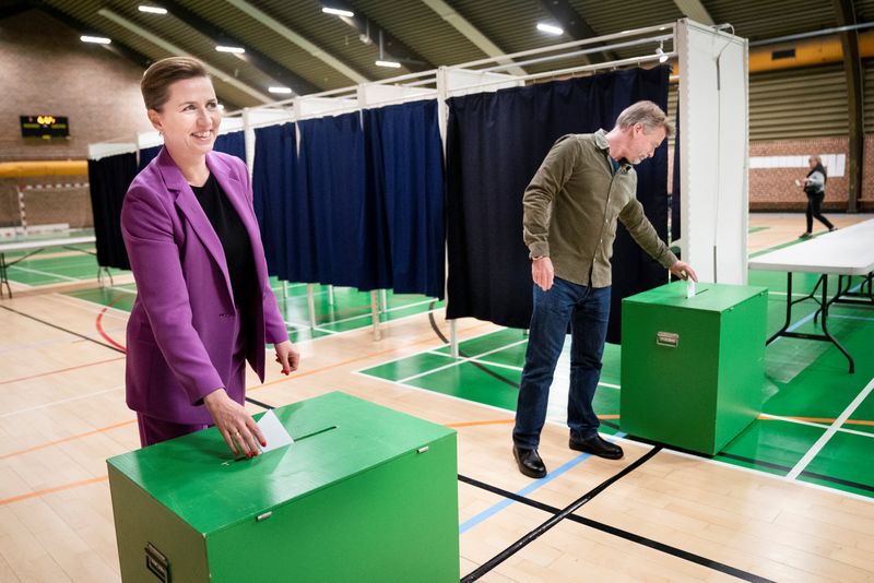 La primera ministra danesa, Mette Frederiksen, y su marido, Bo Tengberg, votaron en Hareskovhallen 